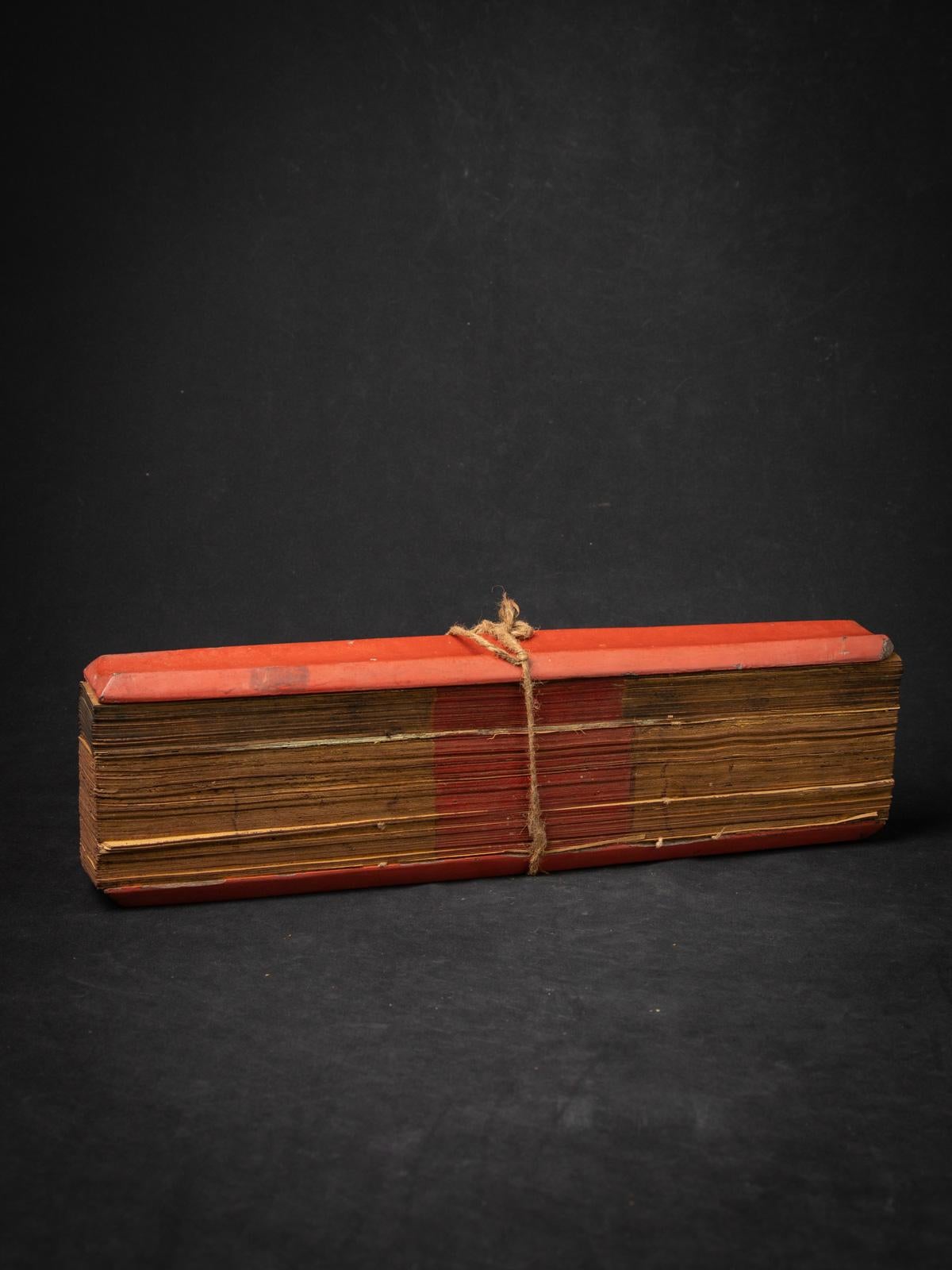 Antiguo libro manuscrito de hojas de palmera de Birmania Madera