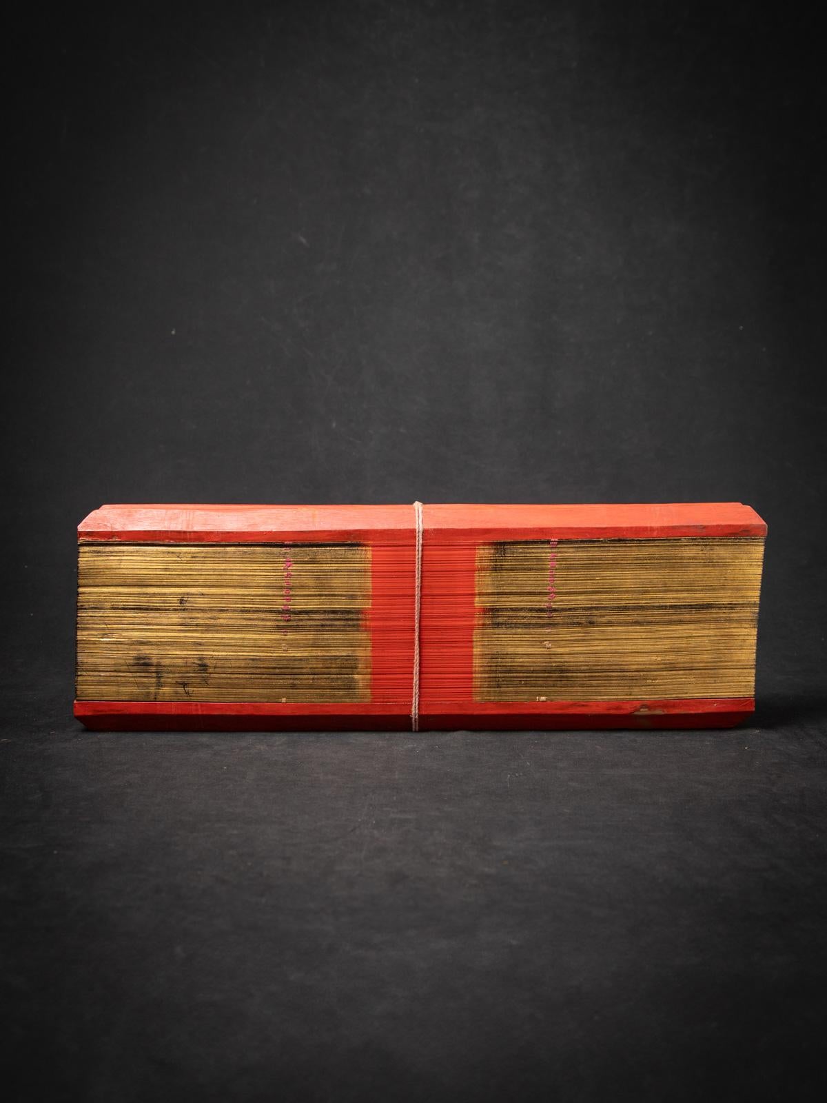 Dieses antike Palmblatt-Manuskriptbuch aus Birma (Myanmar) aus dem 19. Jahrhundert ist ein bemerkenswertes Beispiel für das buddhistische Erbe Südostasiens. Mit einer Höhe von 16 cm, einer Breite von 48 cm und einer Tiefe von 5,5 cm und einem