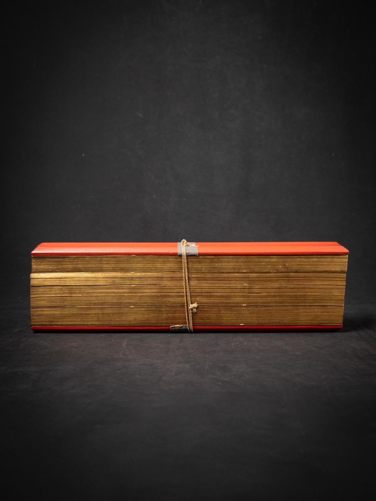 Dieses antike Palmblatt-Manuskriptbuch aus Birma (Myanmar) aus dem 19. Jahrhundert ist ein seltenes und wertvolles Stück buddhistischen Kulturerbes. Mit einer Höhe von 14 cm, einer Breite von 50 cm und einer Tiefe von 6,5 cm und einem Gewicht von