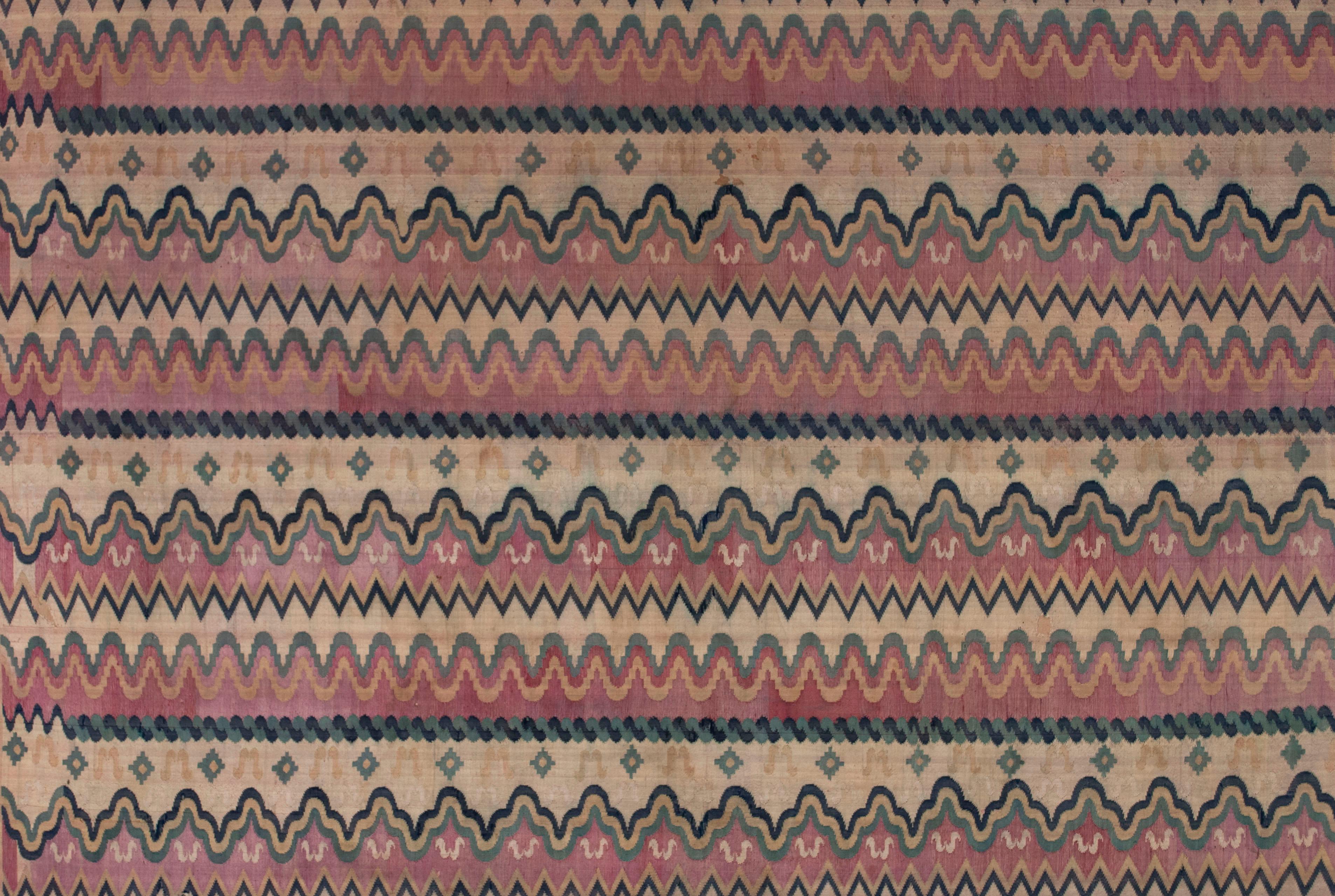 Panel antiguo de la Luntaya-Acheiq Hta-mein (falda) de una joven, Myanmar (Birmania)

Panel de falda de seda tejida en forma de tapiz entrelazado en tonos rosa, malva, crema, azul claro y añil, procedente de la región de Amarapura, en el centro de