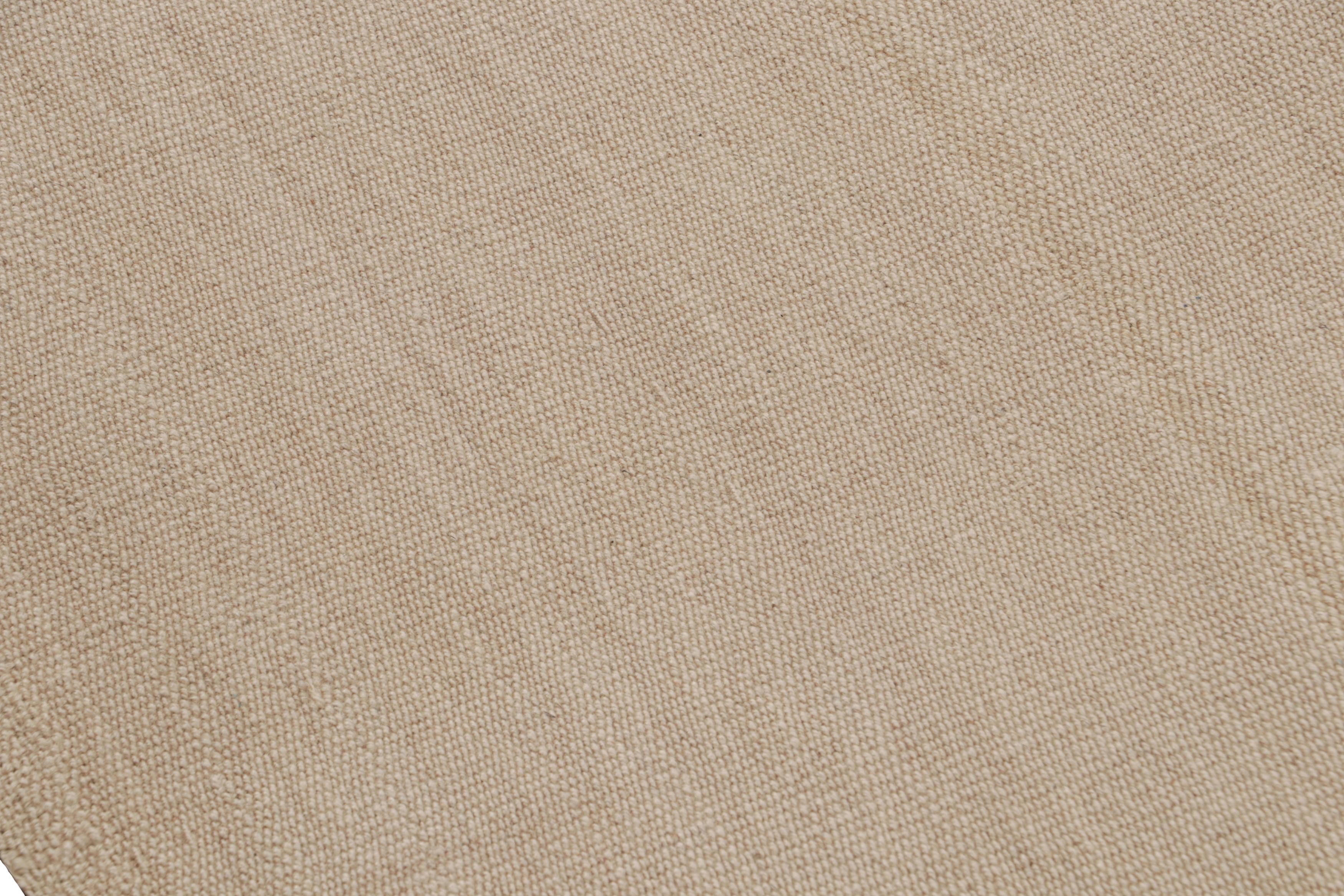 Antiker getäfelter persischer Kilim und einfarbiger Teppich mit beigefarbenen Streifen im Zustand „Gut“ im Angebot in Long Island City, NY