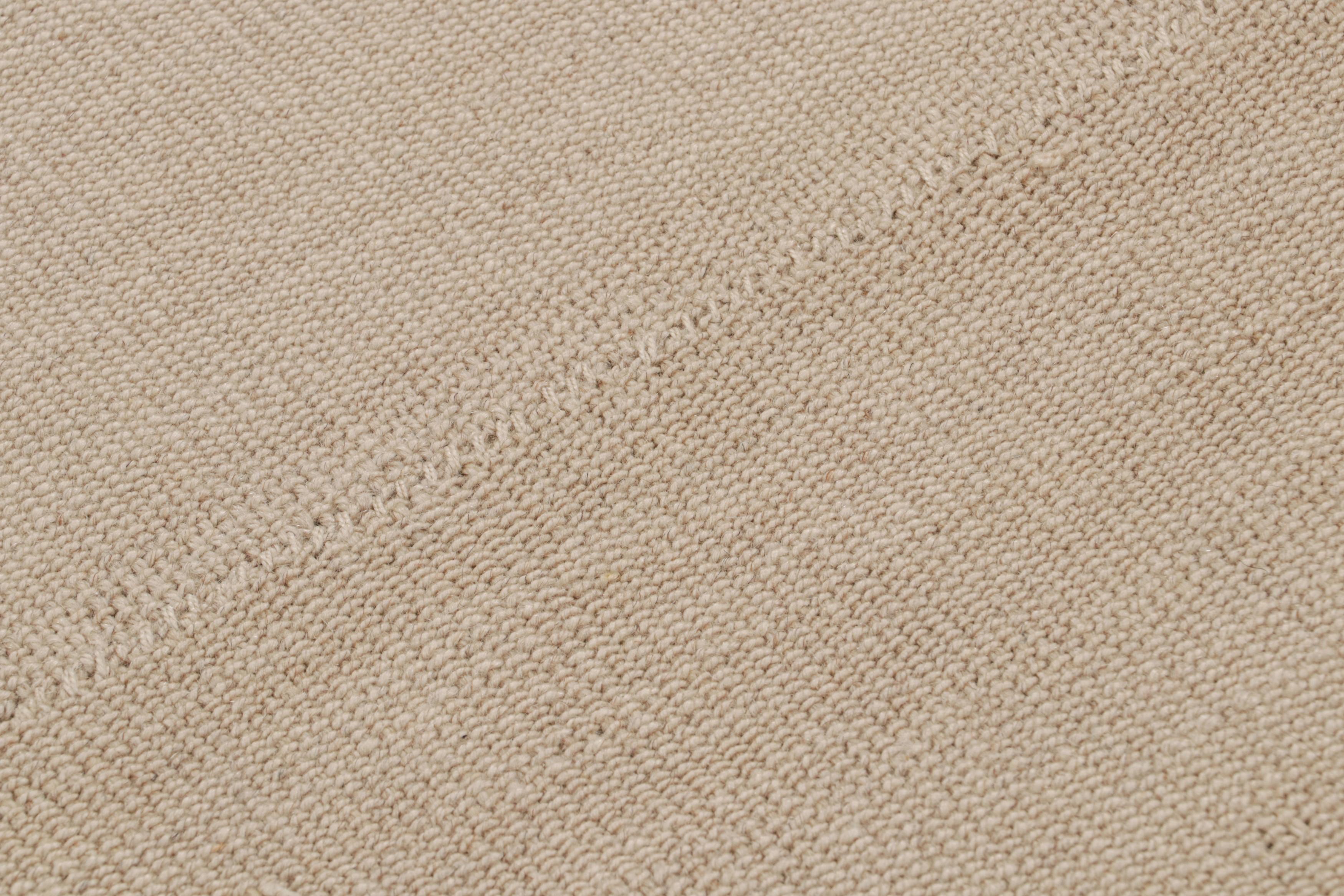 Antiker getäfelter persischer Kilim und einfarbiger Teppich mit beigefarbenen Streifen (Frühes 20. Jahrhundert) im Angebot