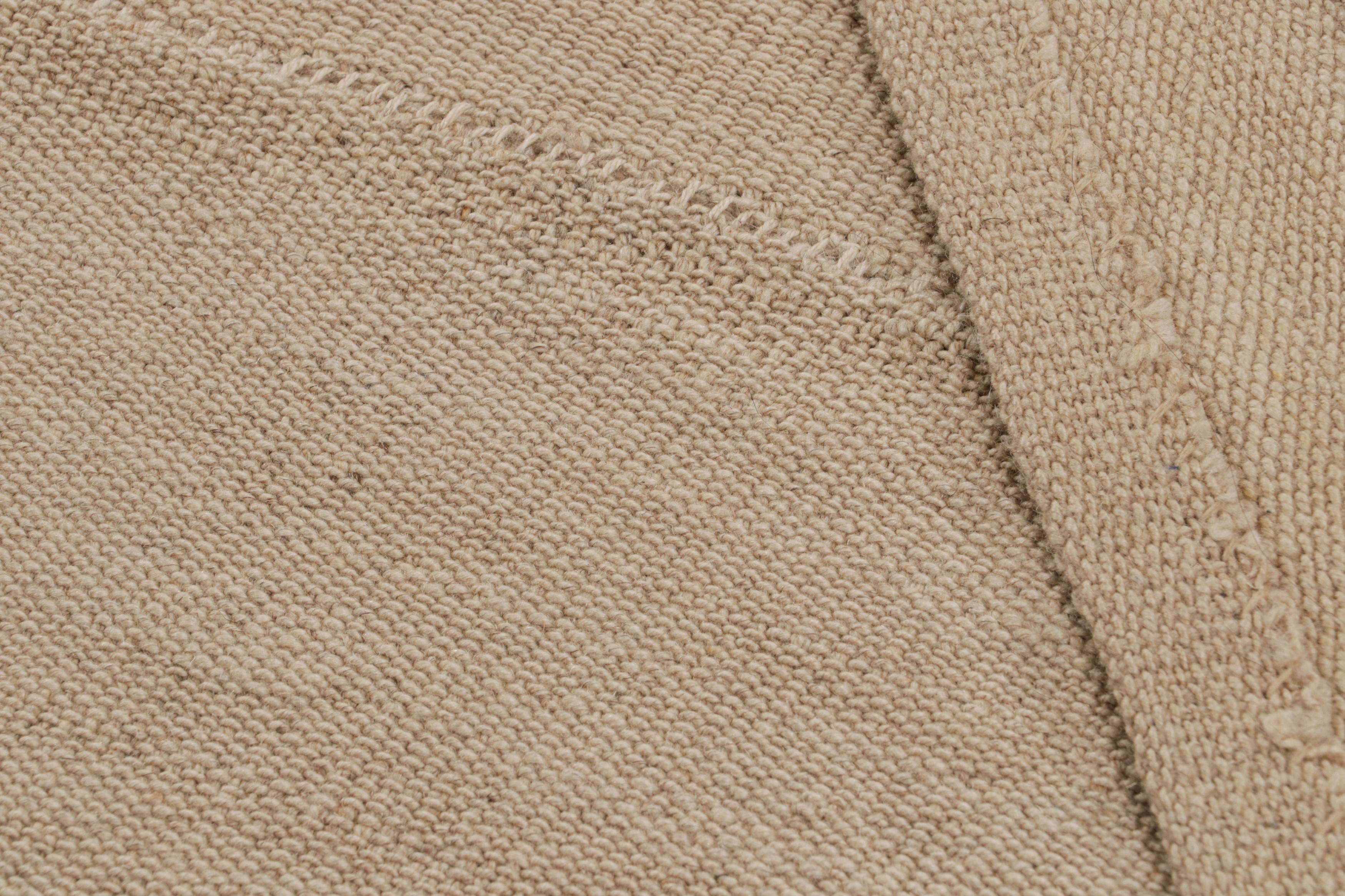 Antiker getäfelter persischer Kilim und einfarbiger Teppich mit beigefarbenen Streifen (Wolle) im Angebot
