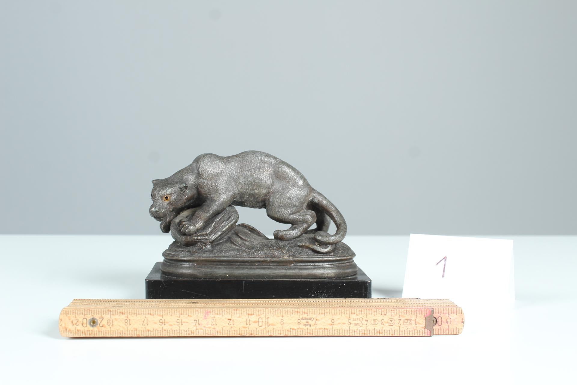 Antique bronze sculpture on lacquered wooden base.
Depiction of a panther on the prowl.
The dynamic elaboration gets a lively character through the glass eyes.

.