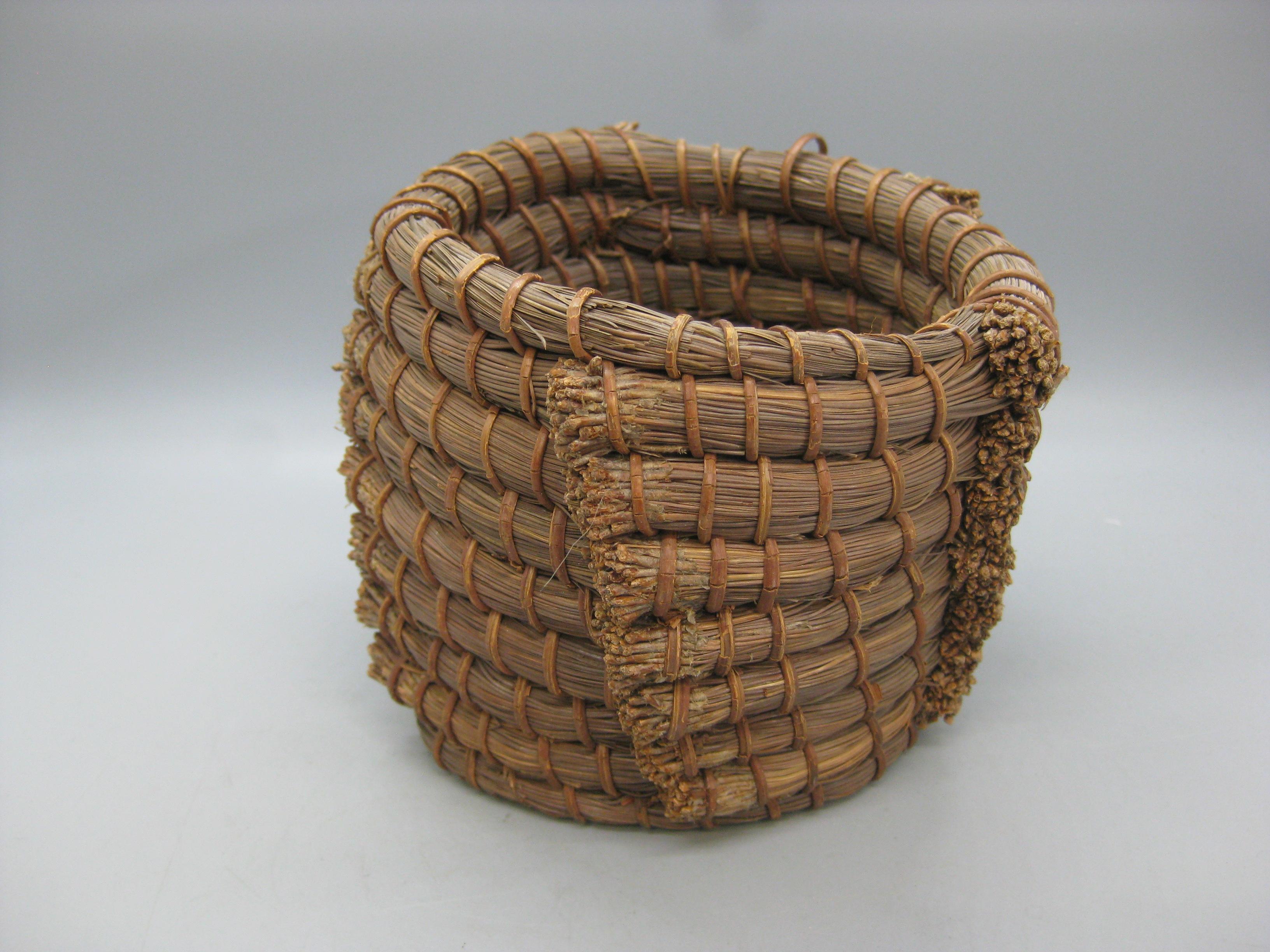Antique Papago Native American Indian Coiled Pine Needle Basket In Excellent Condition For Sale In San Diego, CA
