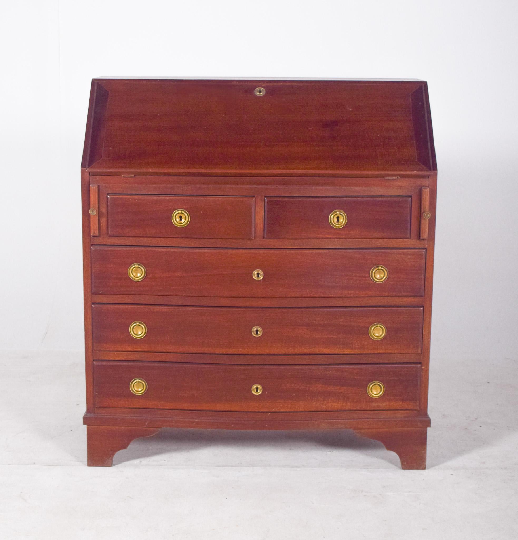 Commode en papier en acajou. Elegant, fini dans un ton chaud et uniforme qui met en valeur le grain naturel du bois, avec une structure à la fois fonctionnelle et décorative. En bas, il y a quatre tiroirs spacieux avec des poignées en métal doré et