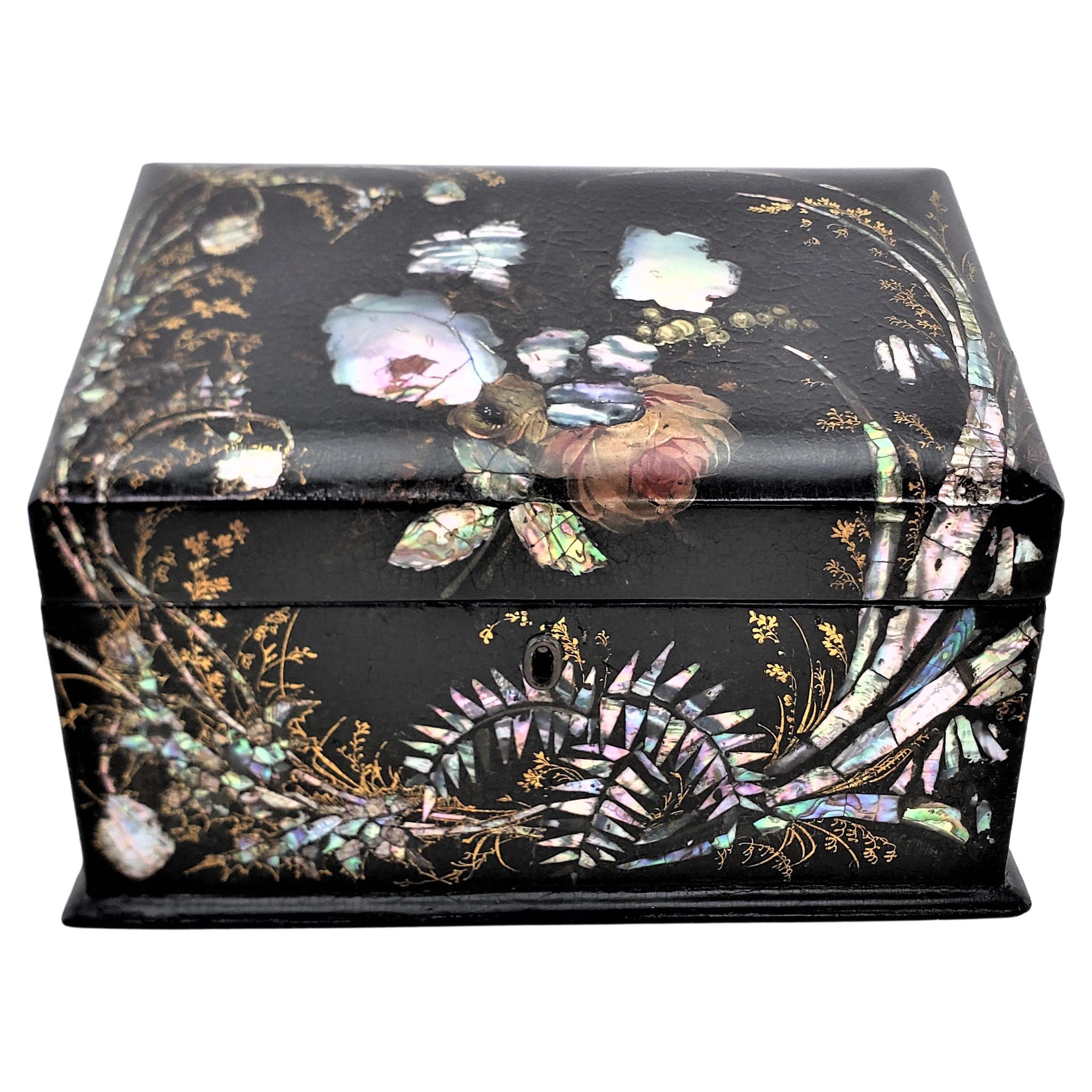 Caja antigua para baratijas o joyas de papel maché lacado con decoración floral