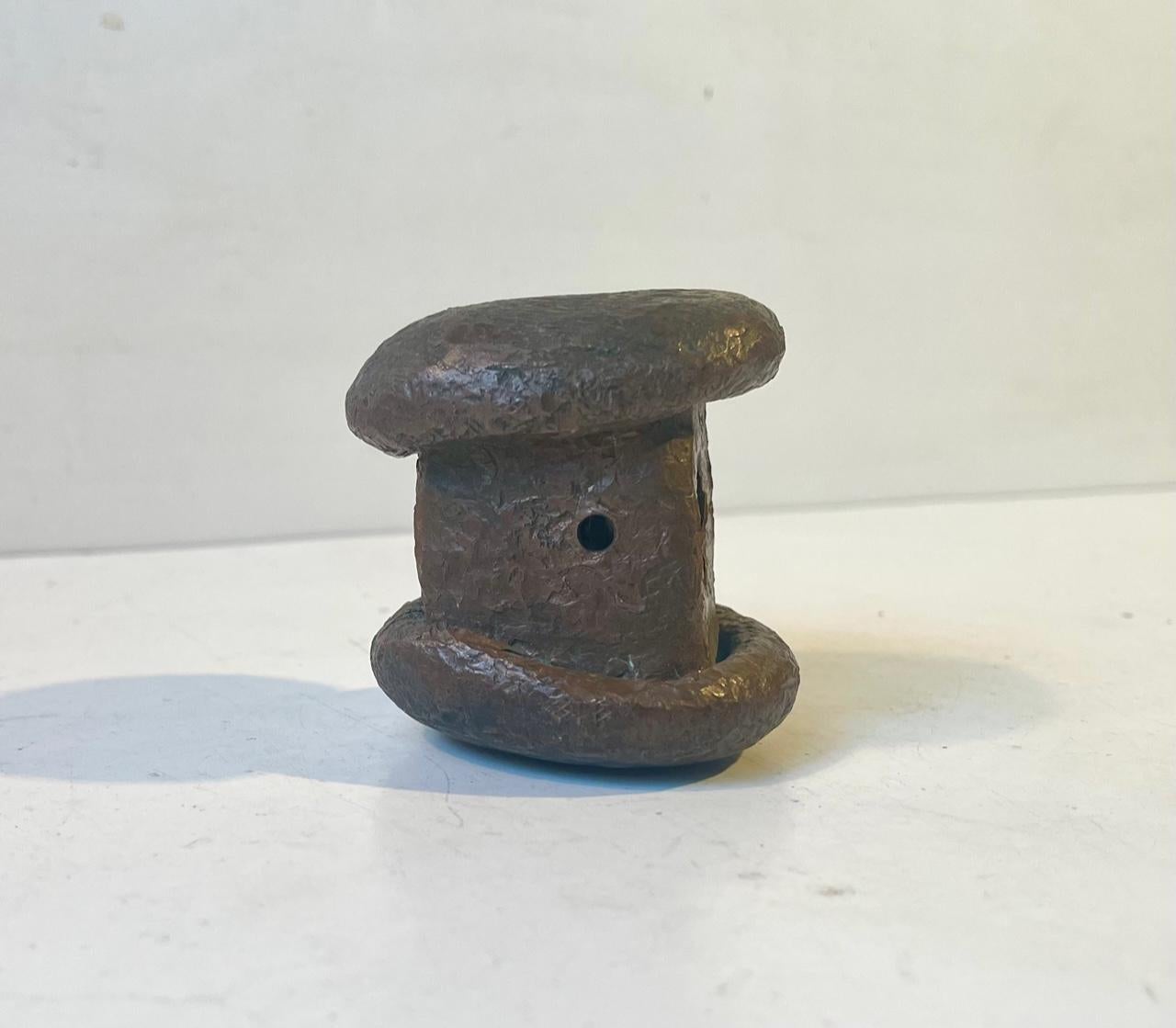 Decorative old blacksmith's hammer head in solid copper. Authentic raw brutalist appearance. Used for metal work. Made in Denmark during the mid-late 19th century. Measurements: 6.5 x 6.5 x 6 cm.