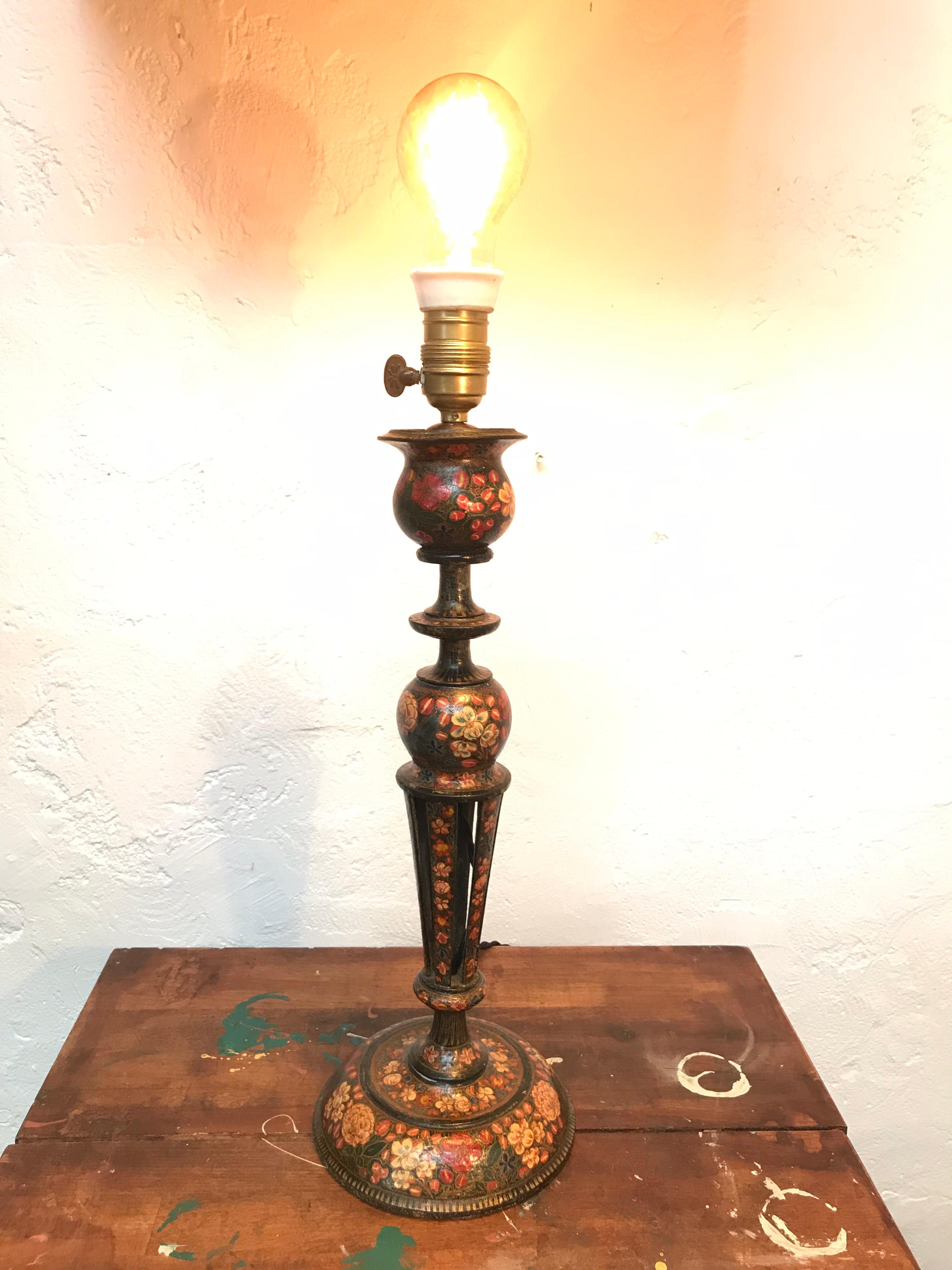 Gorgeous antique papier-mâché gypsy table lamp.
Most probably Italian and beautifully decorated with hand painted flowers.
Rewired and included with the lamp is an antique carbon filament bulb in working condition.

Great English country house