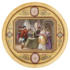 Assiette de présentation ancienne en porcelaine peinte et dorée à la feuille par Royal Vienna