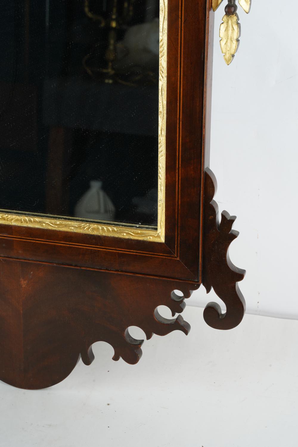 Intagliato a mano Antique Mirror in mogano in stile Feder dorato dei primi del Novecento in vendita