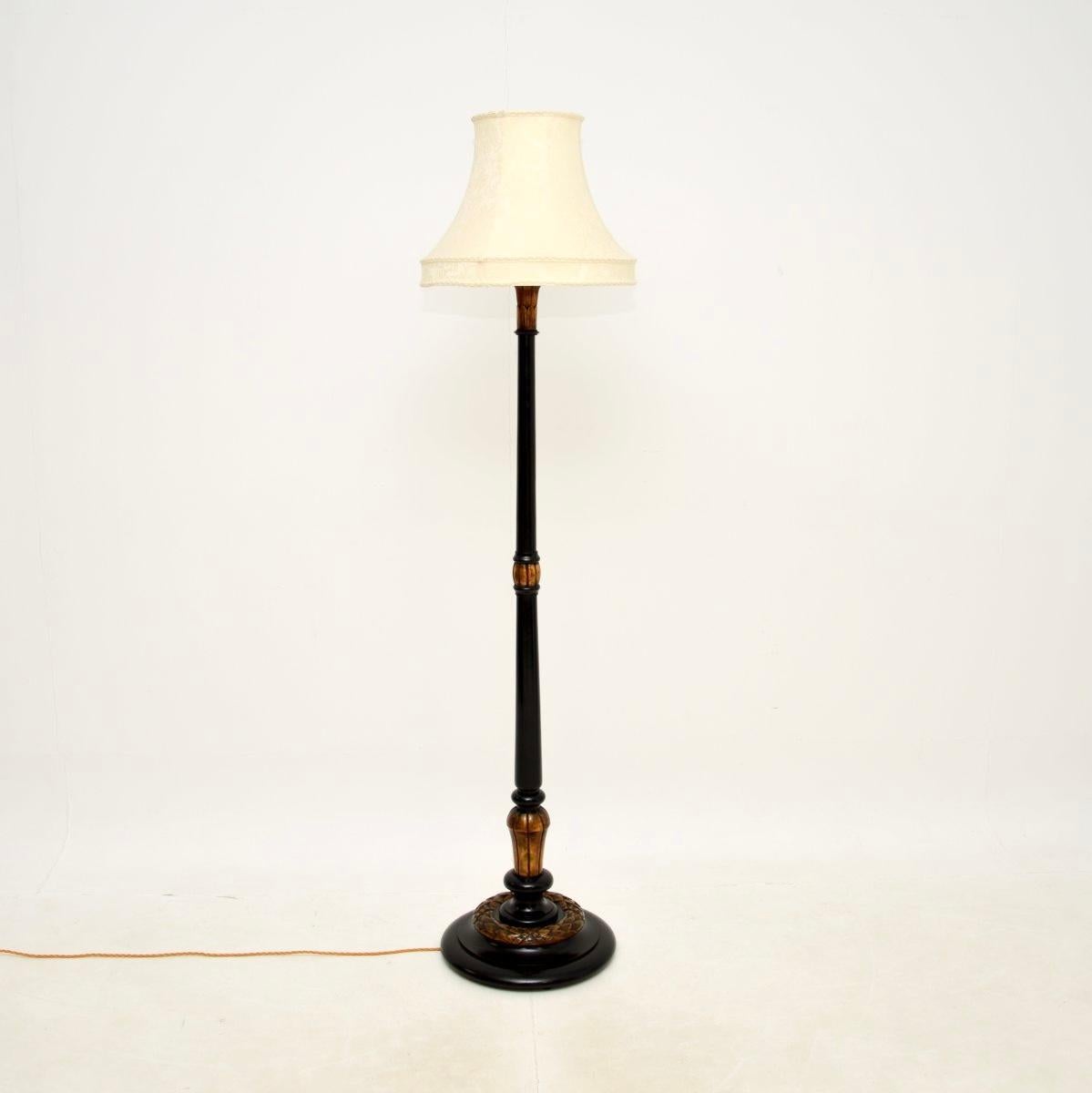 Un très beau lampadaire antique en bois doré, fabriqué en Angleterre et datant de la période 1890-1900.

La qualité est superbe, cet objet est extrêmement bien fait avec des détails dorés magnifiquement sculptés sur un cadre en bois massif