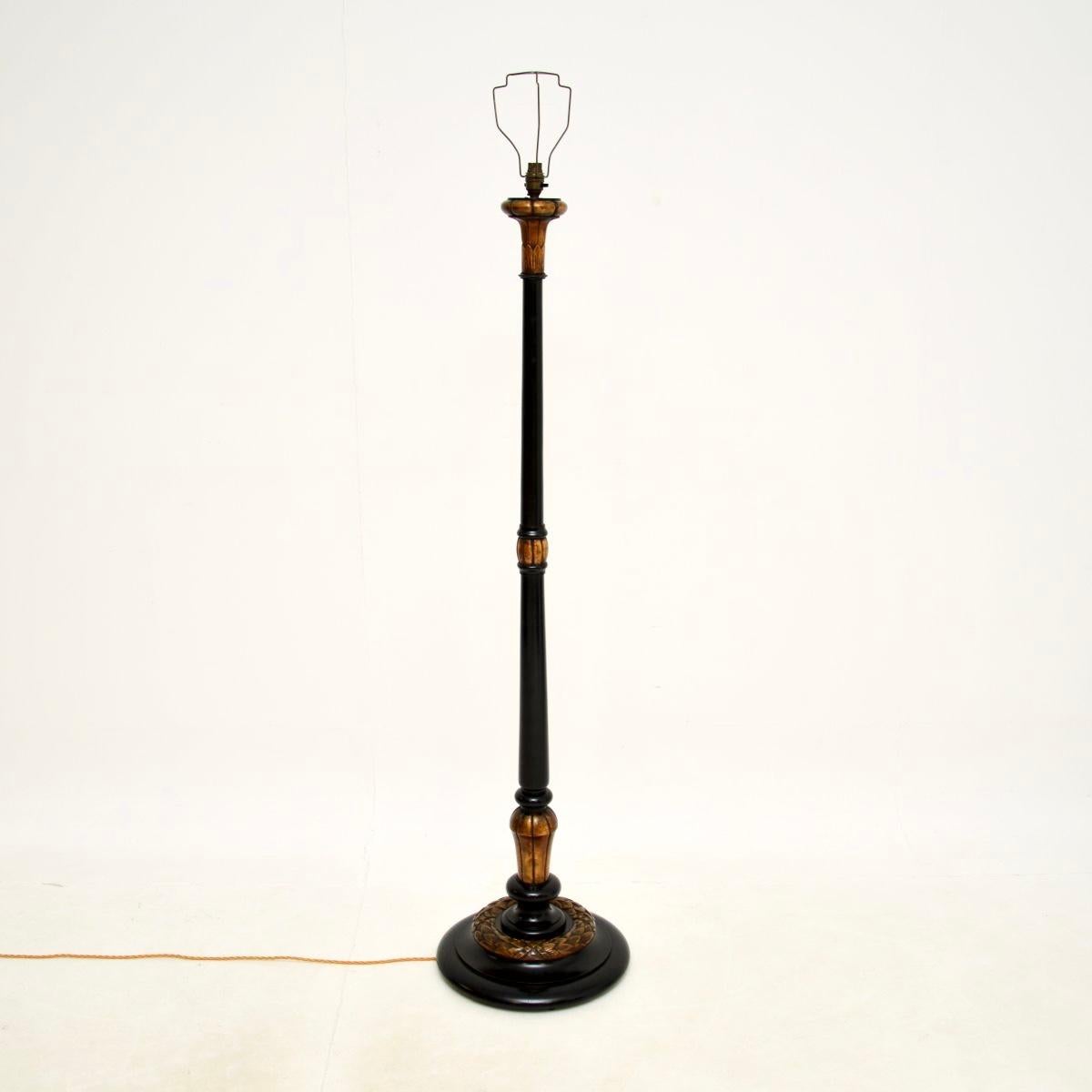 Victorien tardif Lampadaire antique en forme de colis doré en vente