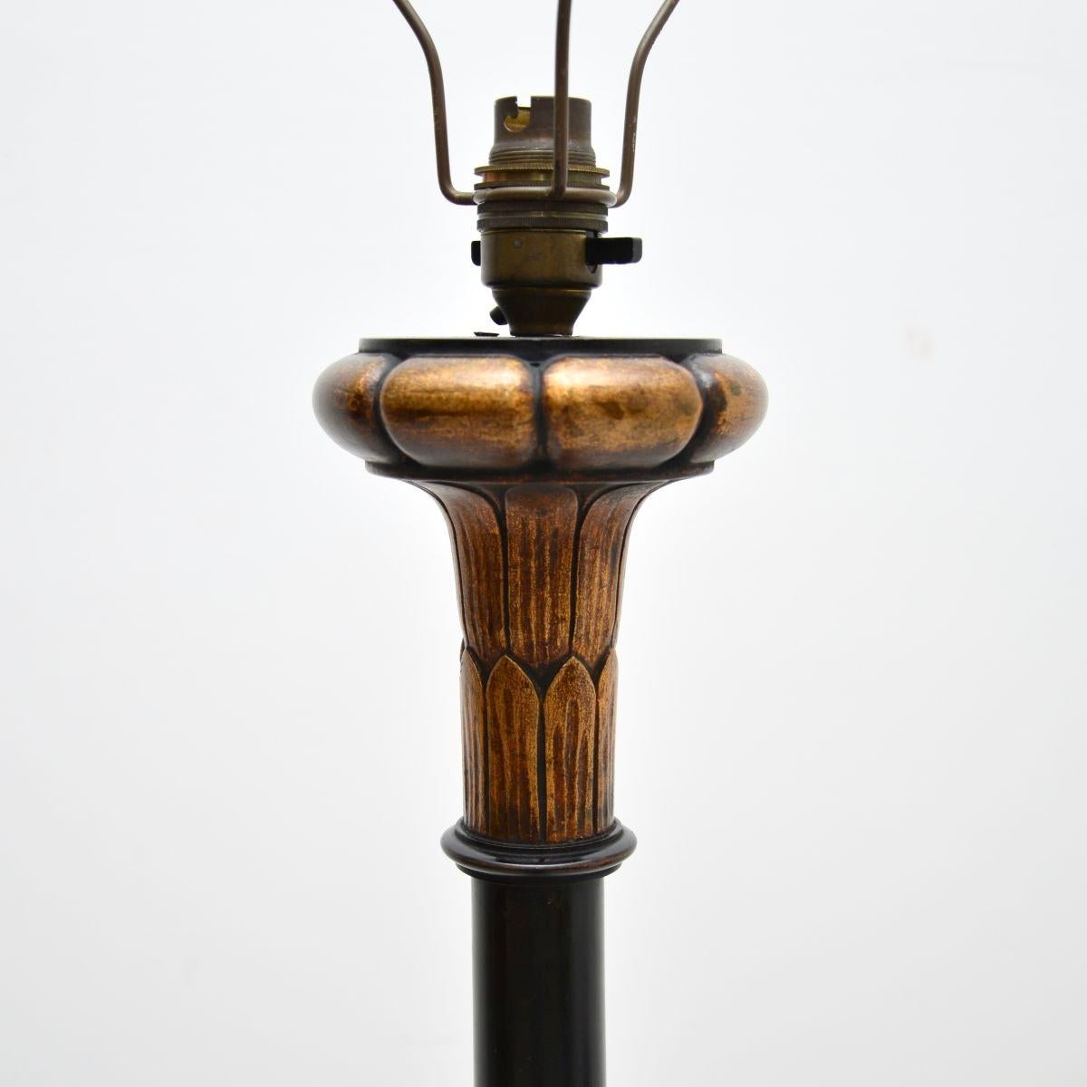 Britannique Lampadaire antique en forme de colis doré en vente