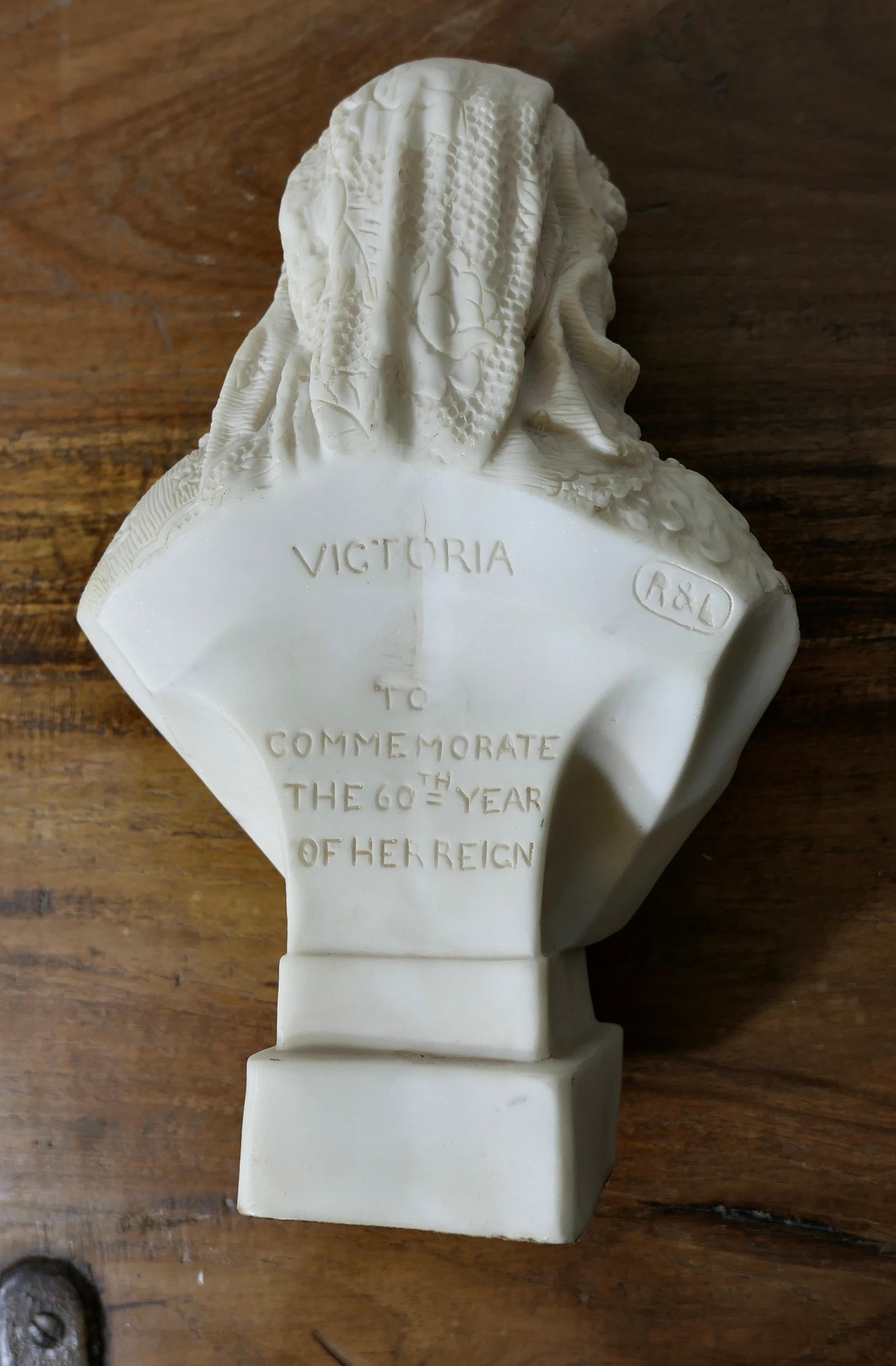 Antiguo Busto de Pariano de la Reina Victoria por Robson & Leadbetter 
Se trata de un busto antiguo de la reina Victoria fabricado por Robson & Leadbetter para conmemorar el Jubileo de 1897 Una pieza conmemorativa maravillosa y muy coleccionable
El