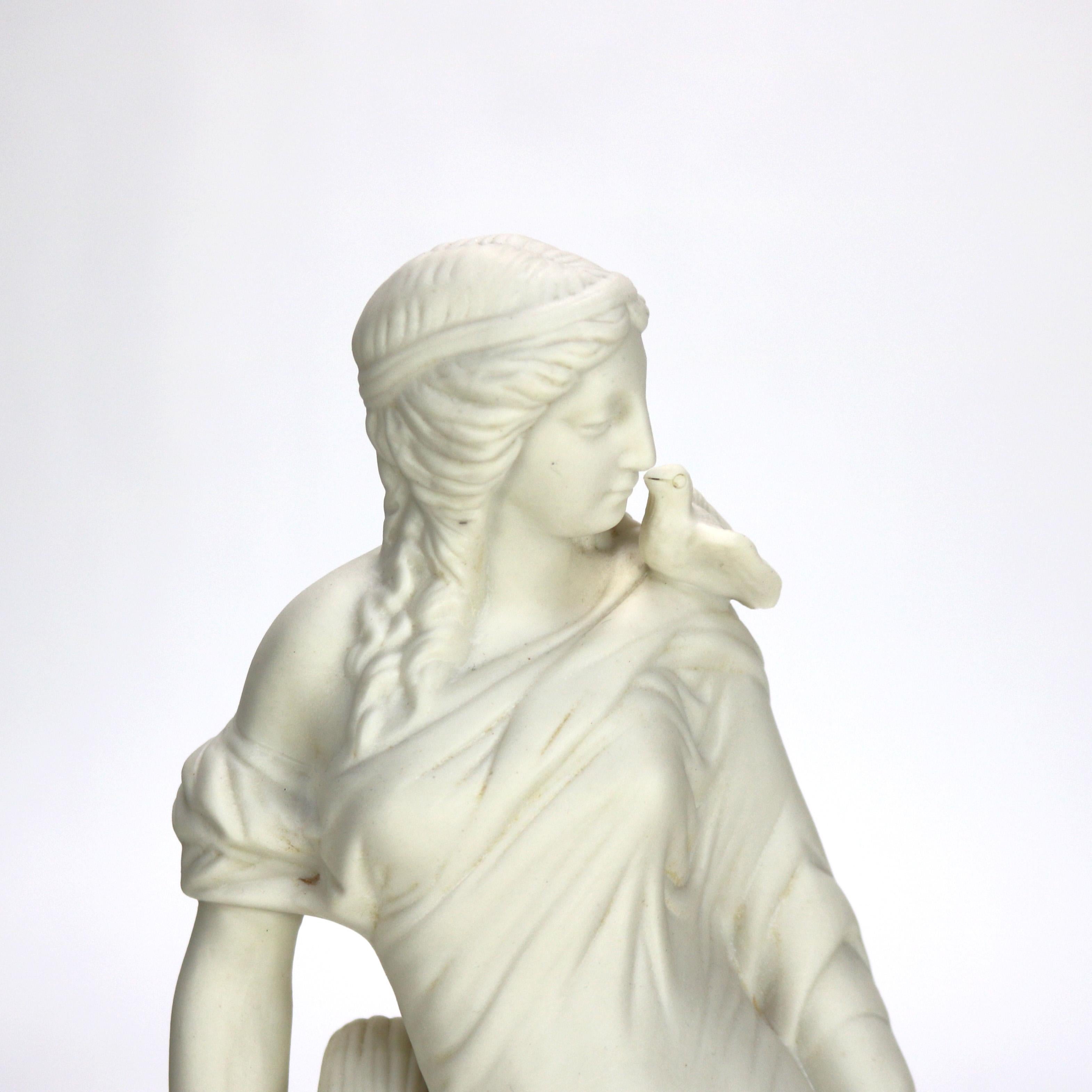 XIX secolo Antica figura di donna classica con cornucopia in porcellana di Bisque di Parian Ware in vendita