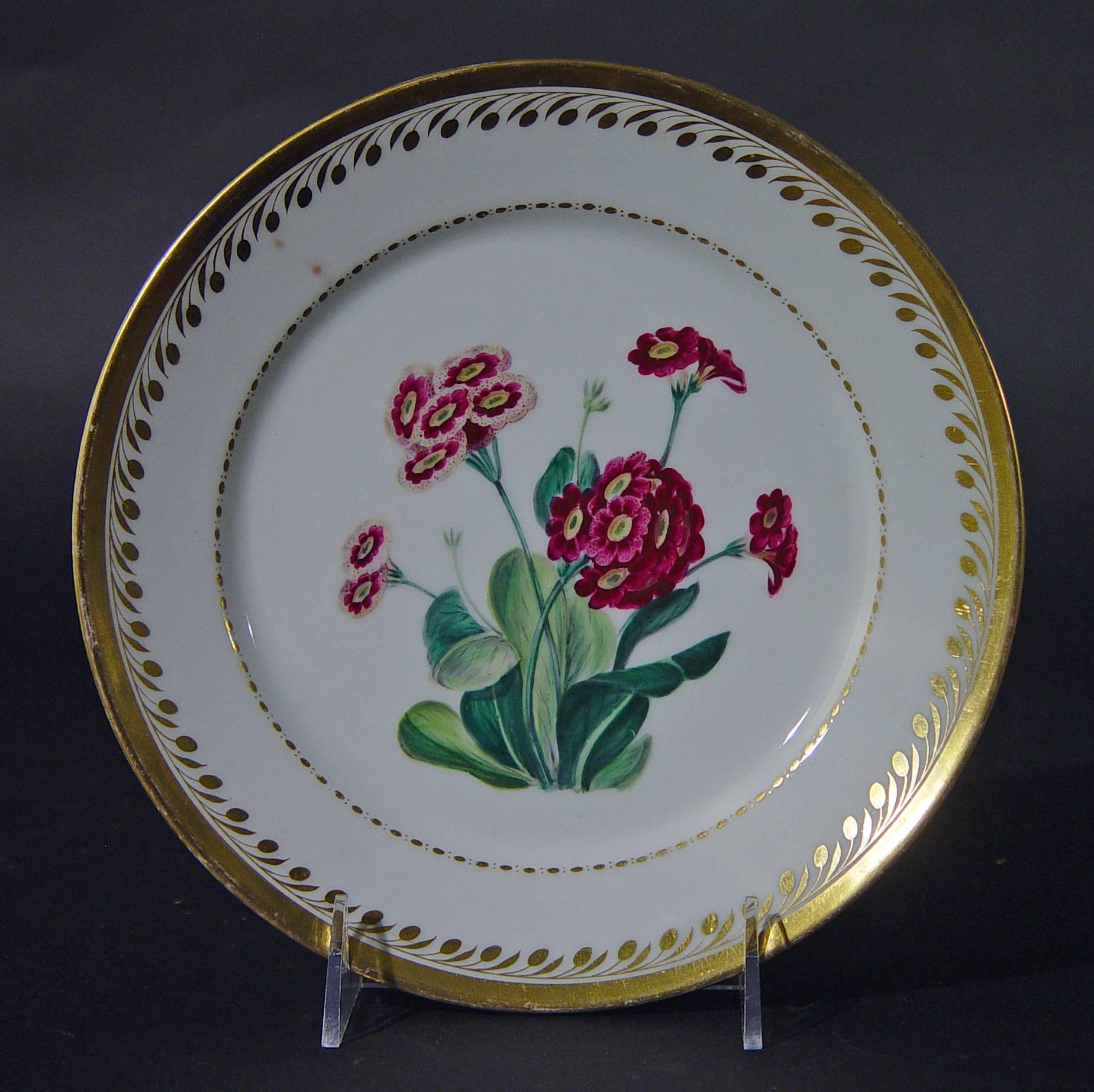 Antiguo juego de platos de Porcelana de París Botánica, 
Fábrica Flamen-Fleury,
hacia 1830-1835

El juego de cuatro platos circulares de porcelana de París de Flamen-Fleury representa un espécimen botánico central con nombre dentro de dos bandas