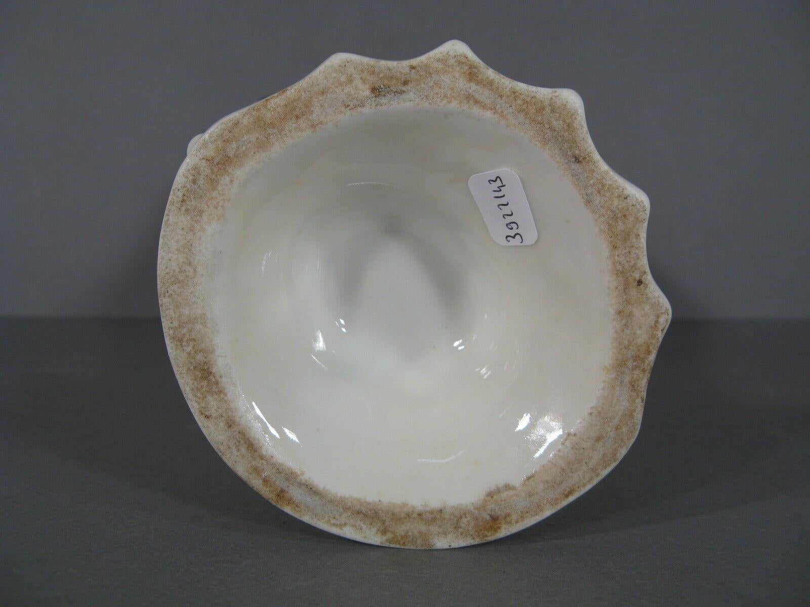 Este cautivador jarrón antiguo de iglesia de porcelana de París, que data de la segunda mitad del siglo XIX, desprende elegancia y gracia, y muestra el arte y la artesanía de la renombrada tradición de la porcelana de París. El intrincado motivo