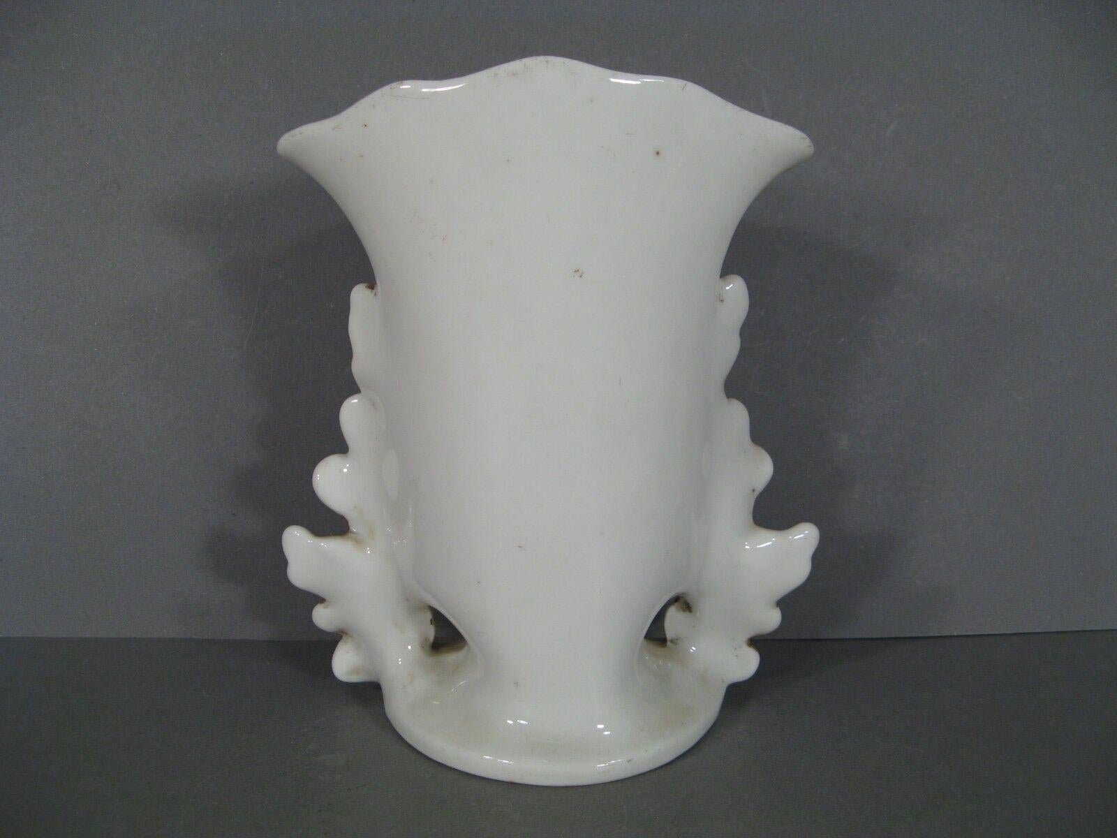 Antique Paris Porcelain Church Vase with Oak Leaves and Acorns Decor -1Y89 In Good Condition In Bordeaux, FR