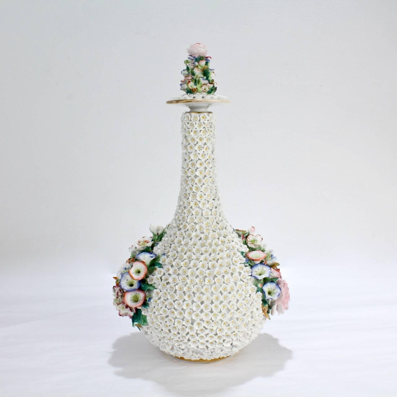 Rare bouteille ou carafe en porcelaine française ancienne de Jacob Petit.

Avec une décoration générale incrustée de fleurs typique du style Meissen, des poignées figurées incrustées de fleurs et un bouchon incrusté de fleurs.

La base porte une