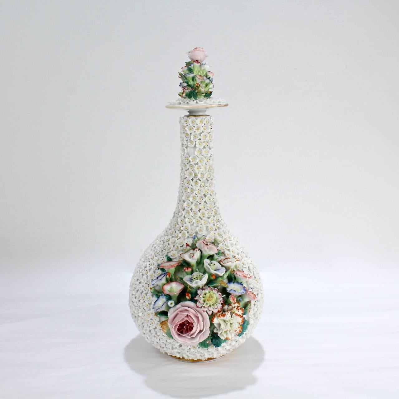 Rococo Antique bouteille Schneeballen incrustée de fleurs de Paris par Jacob Petit
