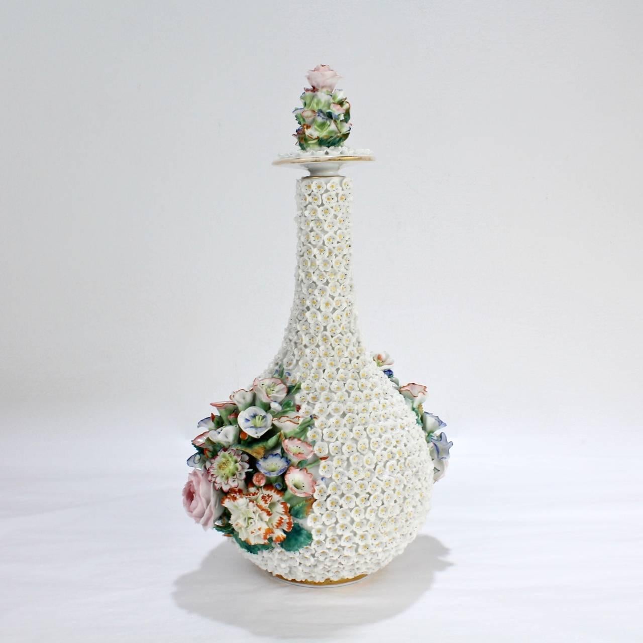 Français Antique bouteille Schneeballen incrustée de fleurs de Paris par Jacob Petit