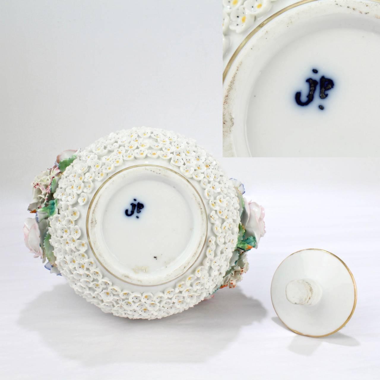 Antique bouteille Schneeballen incrustée de fleurs de Paris par Jacob Petit 1