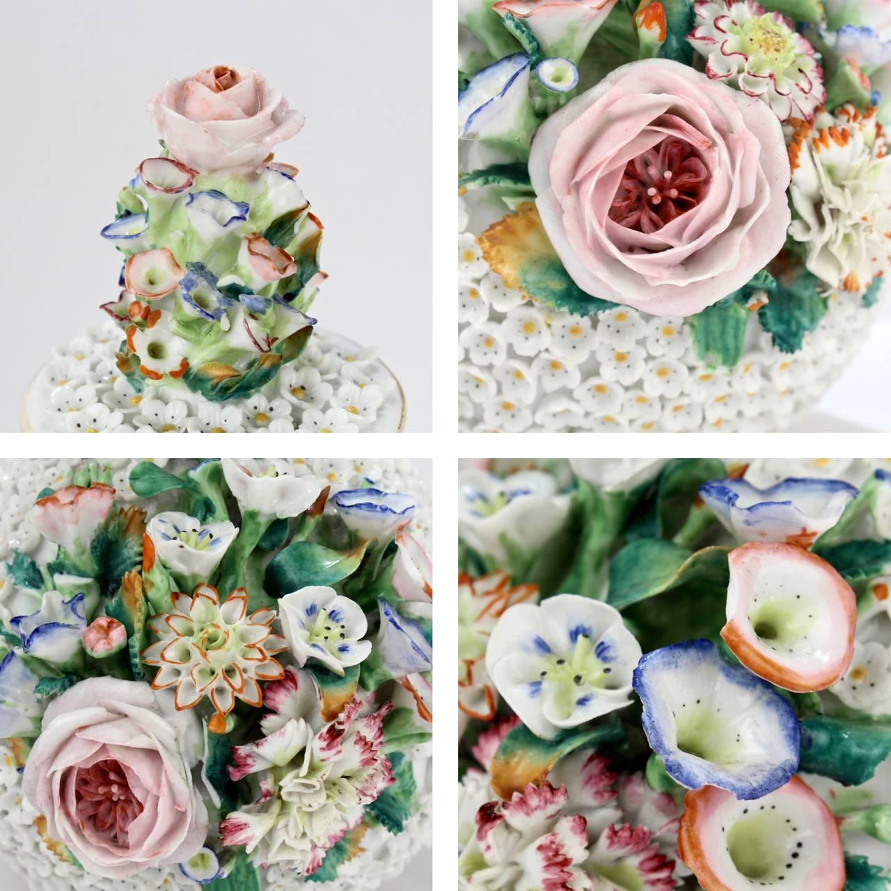Antique bouteille Schneeballen incrustée de fleurs de Paris par Jacob Petit 2