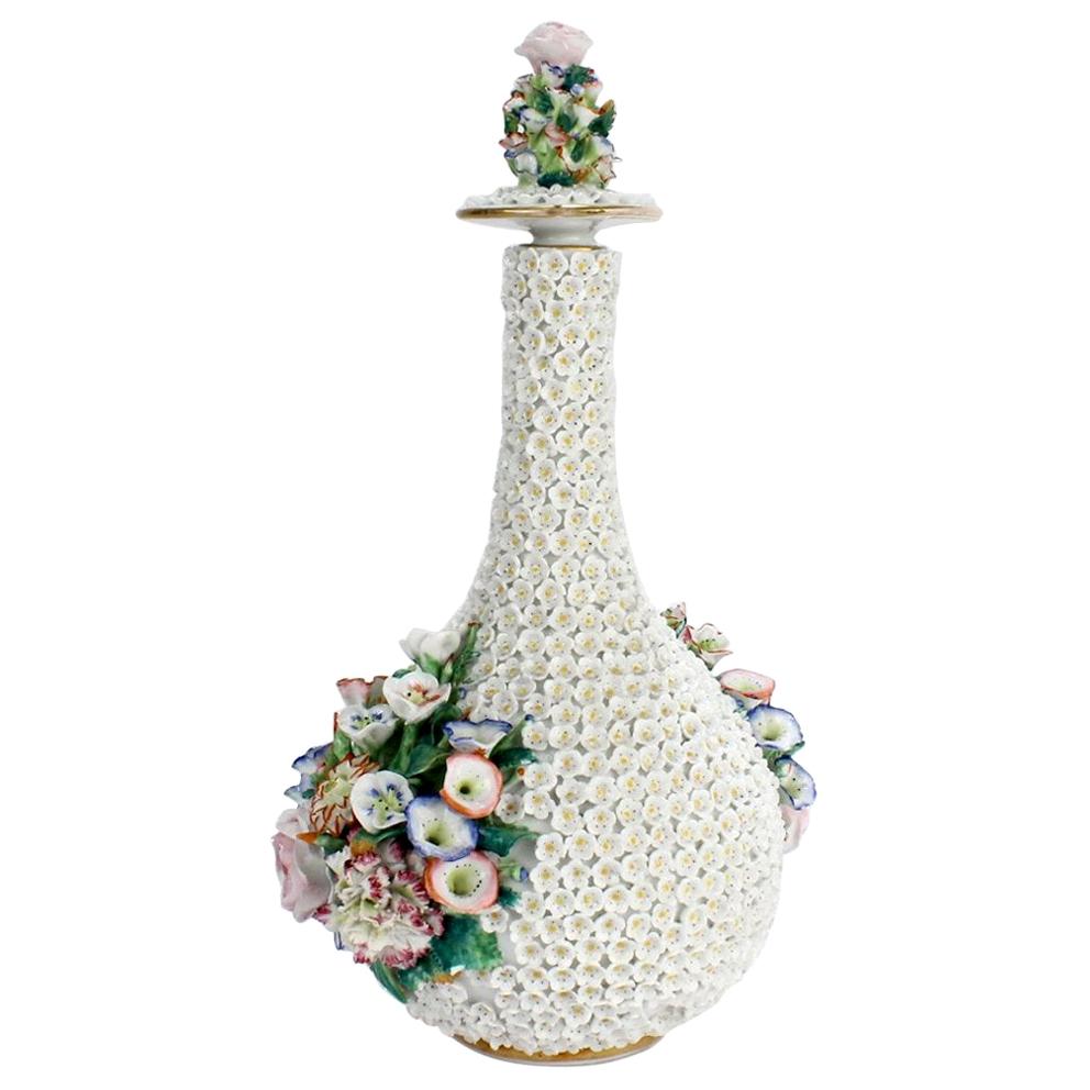 Ancienne bouteille en porcelaine de Paris incrustée de fleurs ou Schneeballen de Jacob Petit