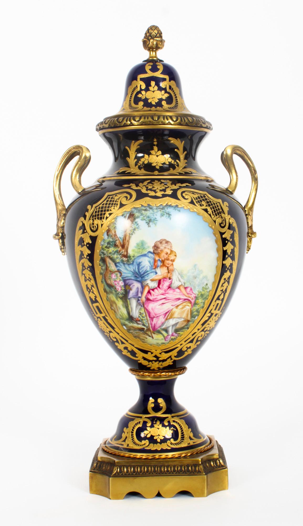 Antike dreiteilige antike Pariser Porzellan- und Goldbronze-Garnituren des frühen 20. Jahrhunderts im Angebot 4