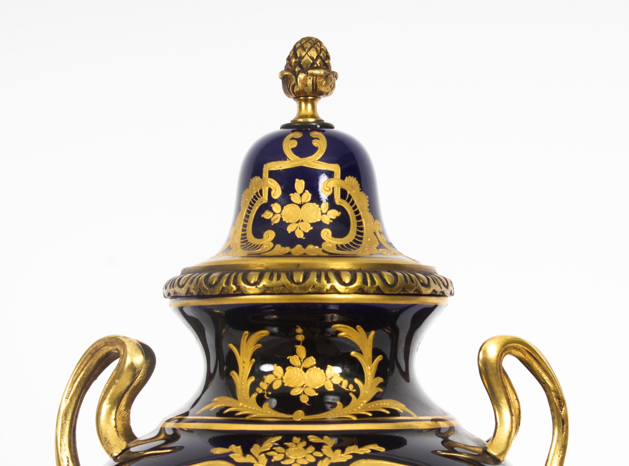 Garniture de 3 pièces ancienne en porcelaine de Paris et bronze doré du début du 20ème siècle en vente 10