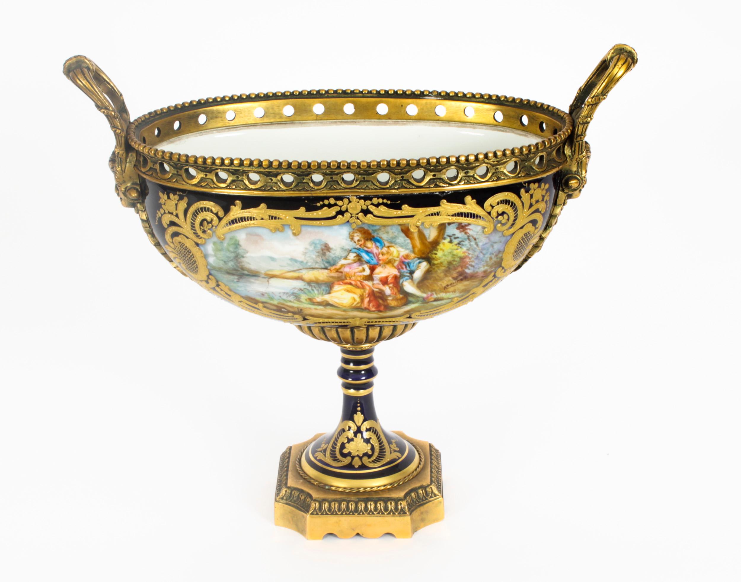 Antike dreiteilige antike Pariser Porzellan- und Goldbronze-Garnituren des frühen 20. Jahrhunderts (Französisch) im Angebot