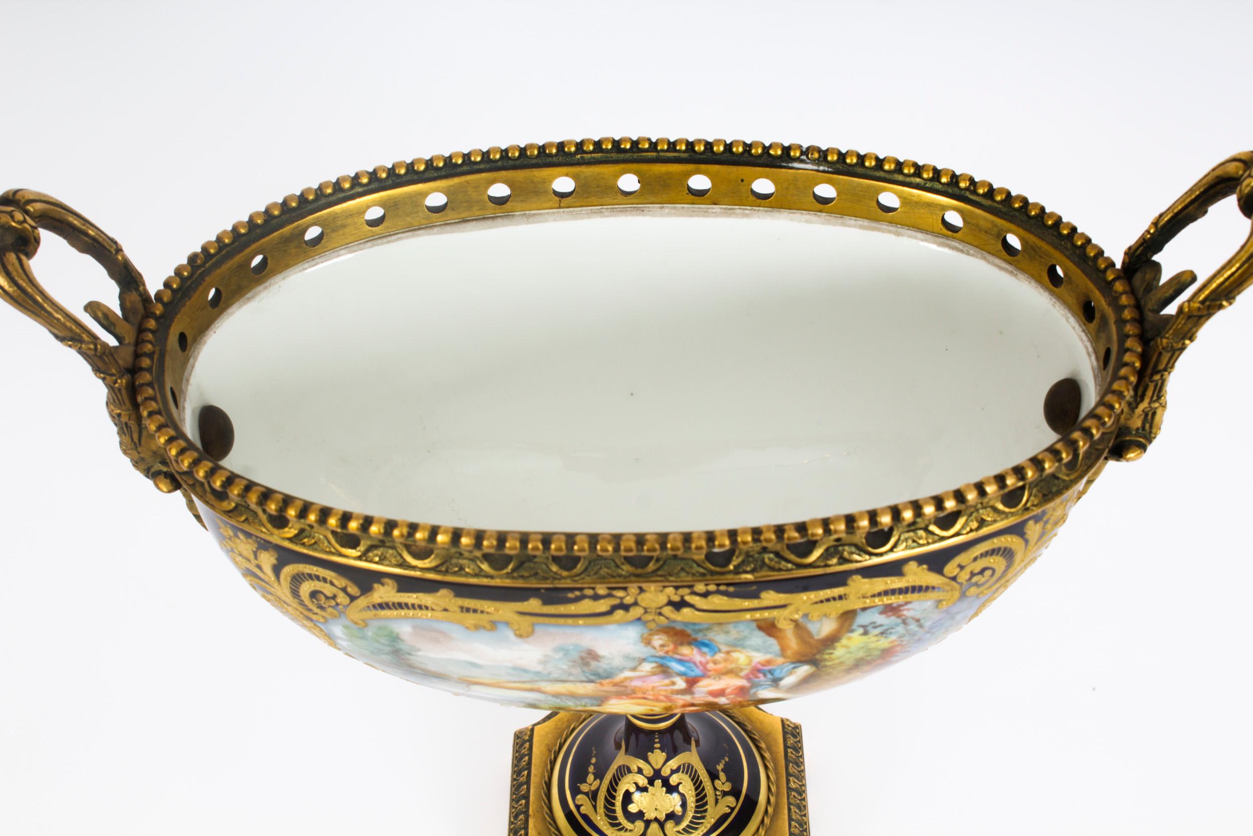 Début du 20ème siècle Garniture de 3 pièces ancienne en porcelaine de Paris et bronze doré du début du 20ème siècle en vente
