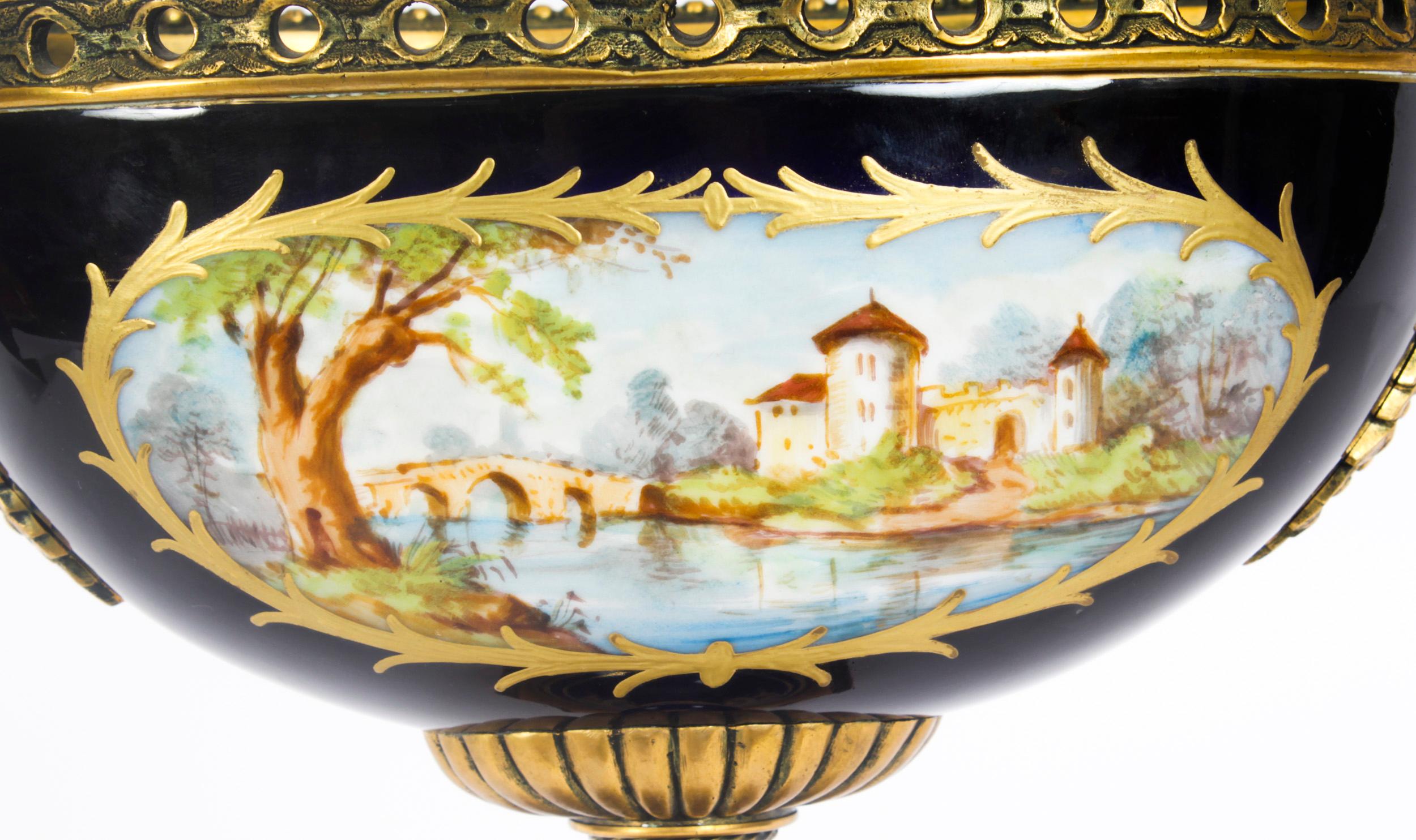 Antike dreiteilige antike Pariser Porzellan- und Goldbronze-Garnituren des frühen 20. Jahrhunderts (Frühes 20. Jahrhundert) im Angebot