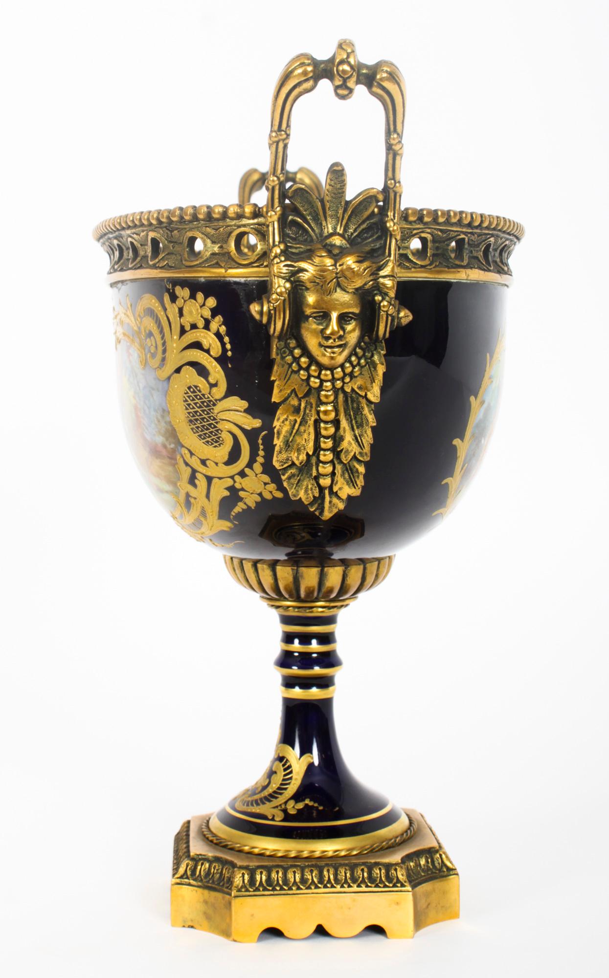 Antike dreiteilige antike Pariser Porzellan- und Goldbronze-Garnituren des frühen 20. Jahrhunderts im Angebot 1