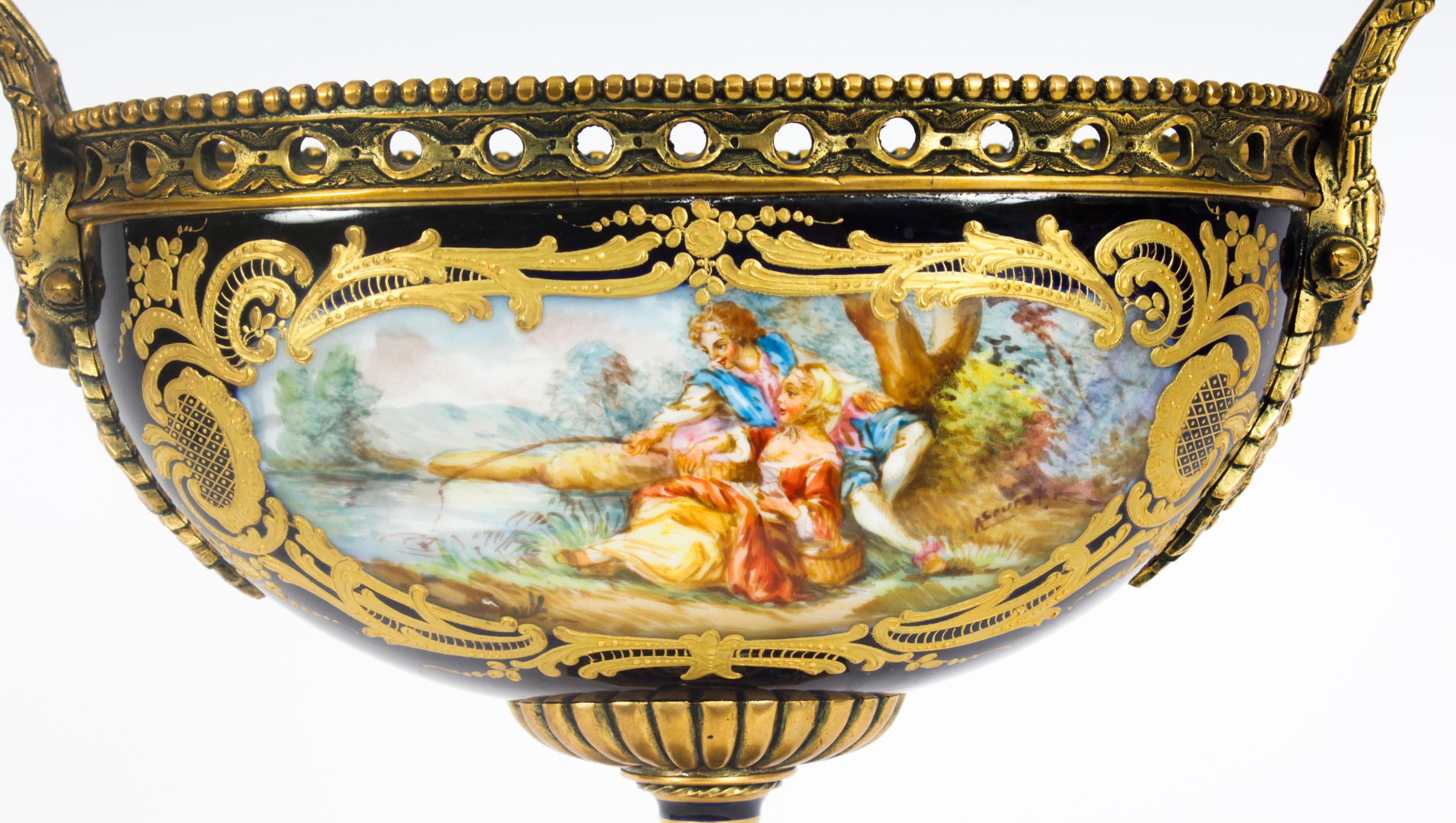 Antike dreiteilige antike Pariser Porzellan- und Goldbronze-Garnituren des frühen 20. Jahrhunderts im Angebot 2