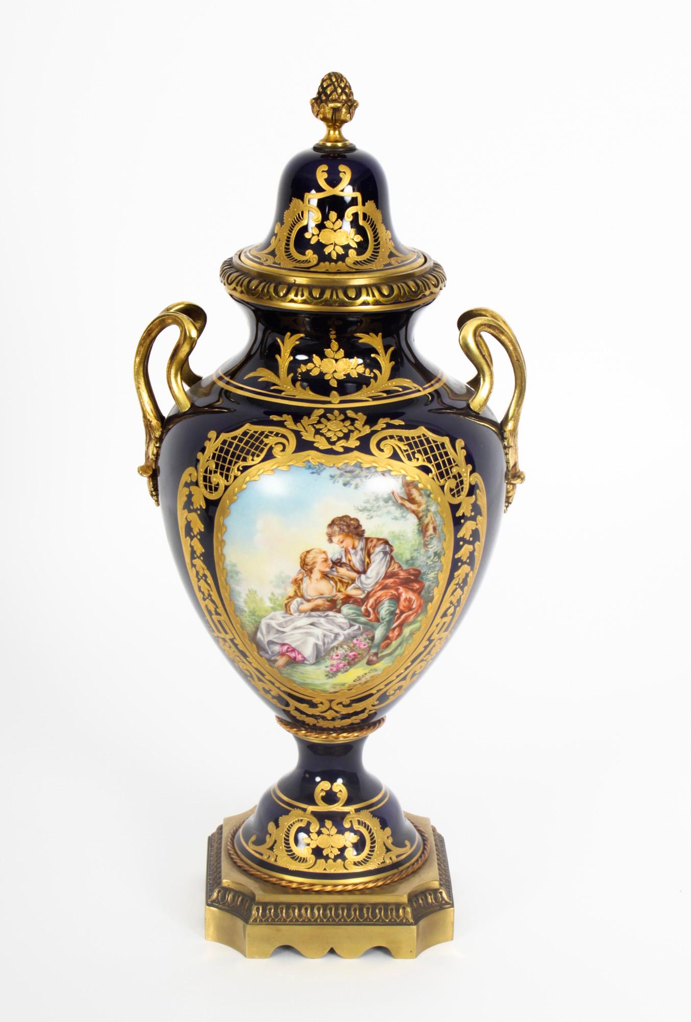 Antike dreiteilige antike Pariser Porzellan- und Goldbronze-Garnituren des frühen 20. Jahrhunderts im Angebot 3