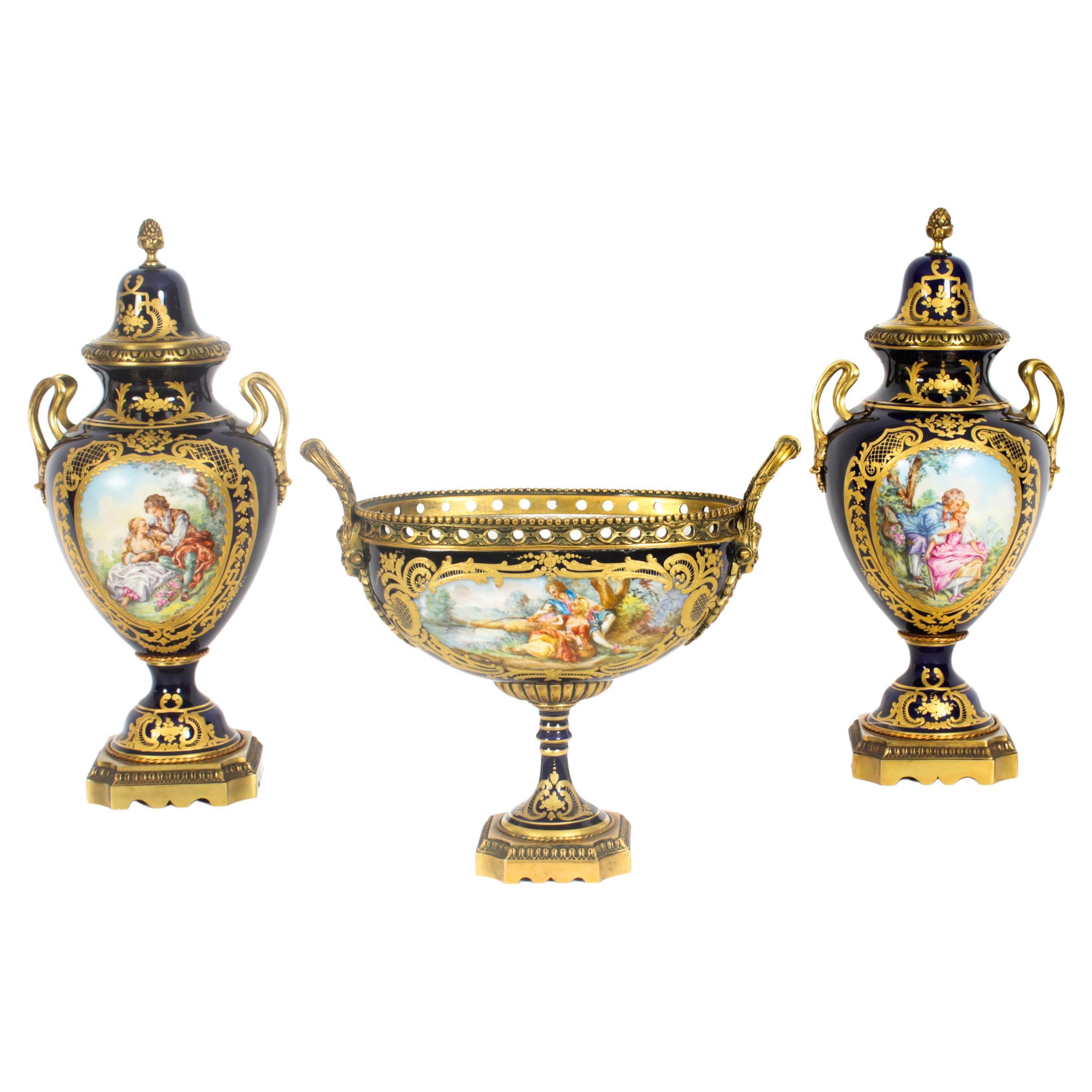 Antike dreiteilige antike Pariser Porzellan- und Goldbronze-Garnituren des frühen 20. Jahrhunderts im Angebot