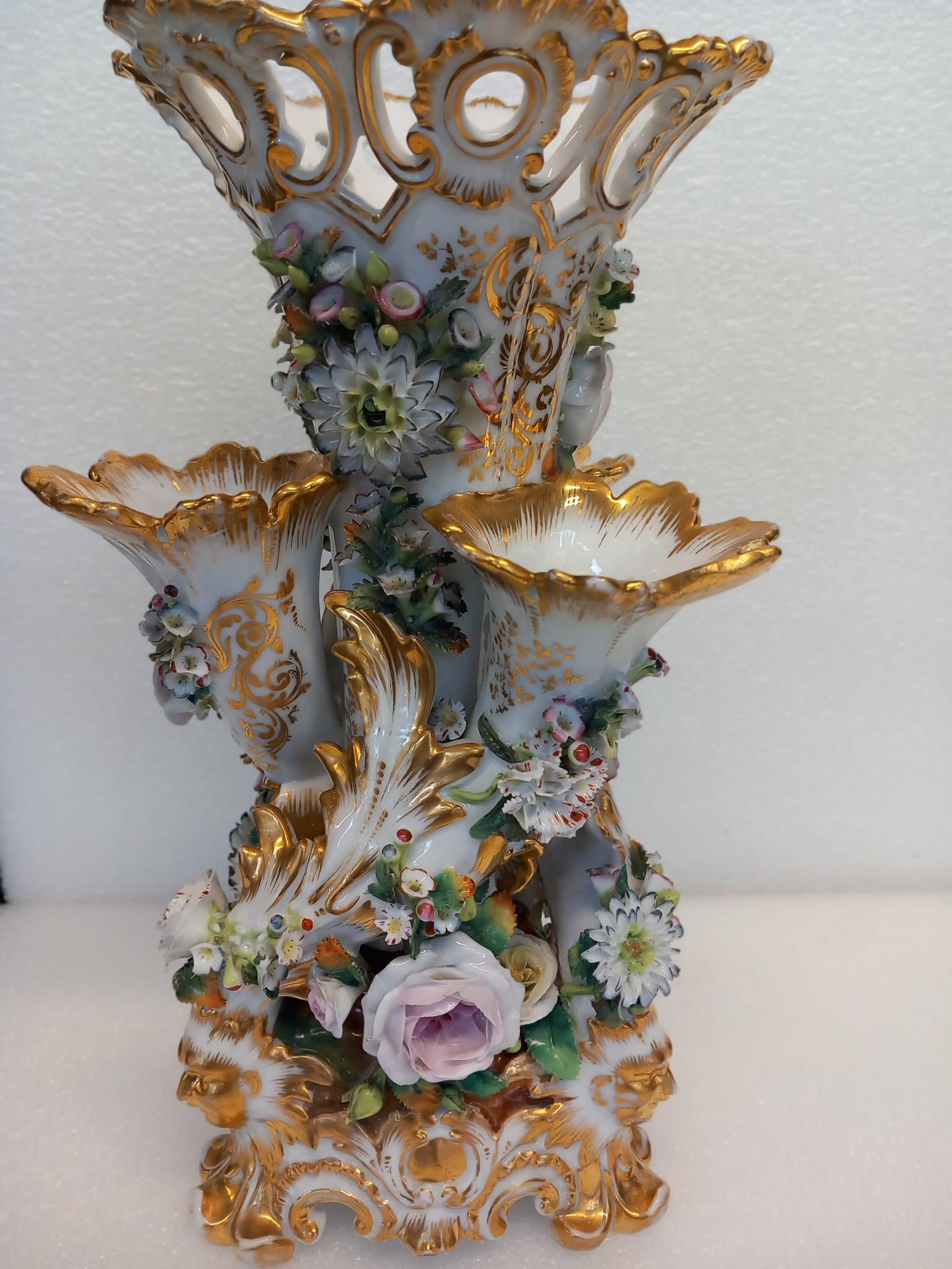 Antique Paris porcelain vase in the shape of an épergne  In Good Condition For Sale In London, GB