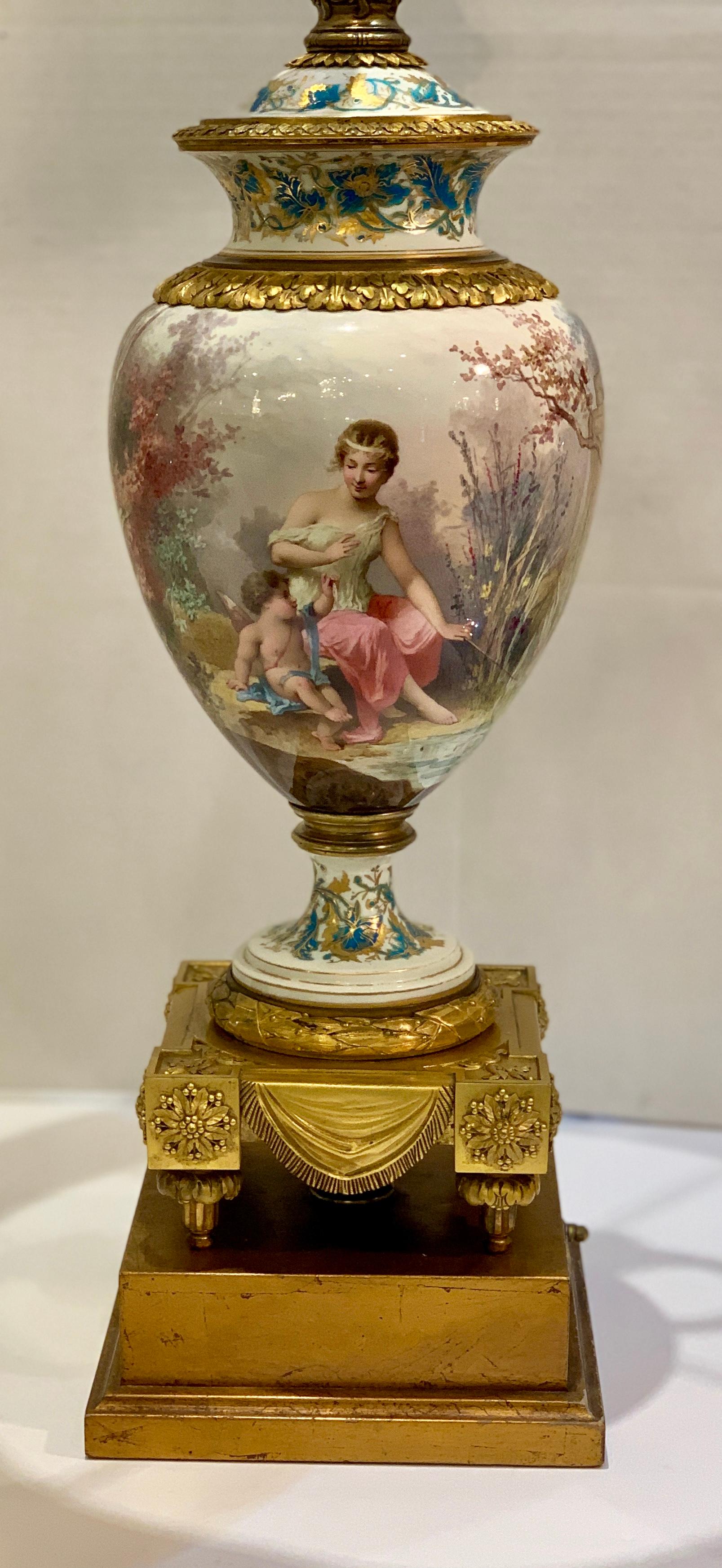Diese prächtig handbemalten Porzellanlampen aus Sevres oder Psudo-Sevres aus dem späten 19. Jahrhundert sind wahre Kunstwerke und waren ursprünglich Deckelvasen. Dieses bemerkenswerte Paar von Lampen in Museumsqualität:: das von dem berühmten