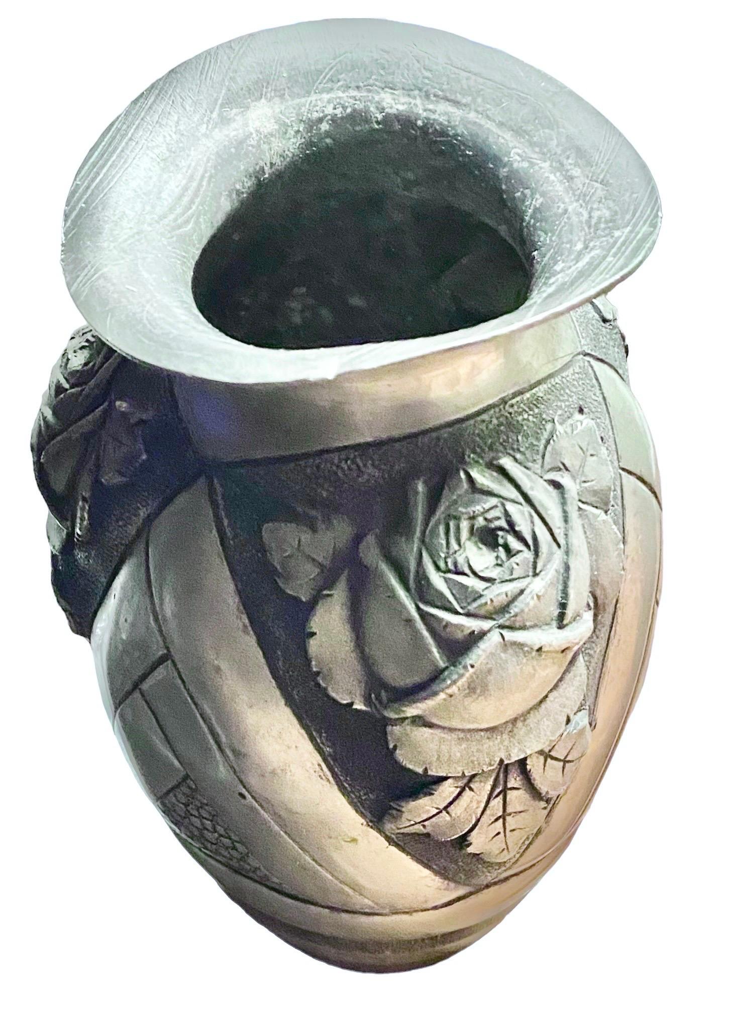 Noel COLLET (20e siècle).
Important vase en étain repoussé au relief fort et profond.
Décorée de roses, de feuilles et d'un motif art déco.
Signé sur le côté et sous la base. Très beau vase en étain repoussé, Art Déco, très représentatif de son