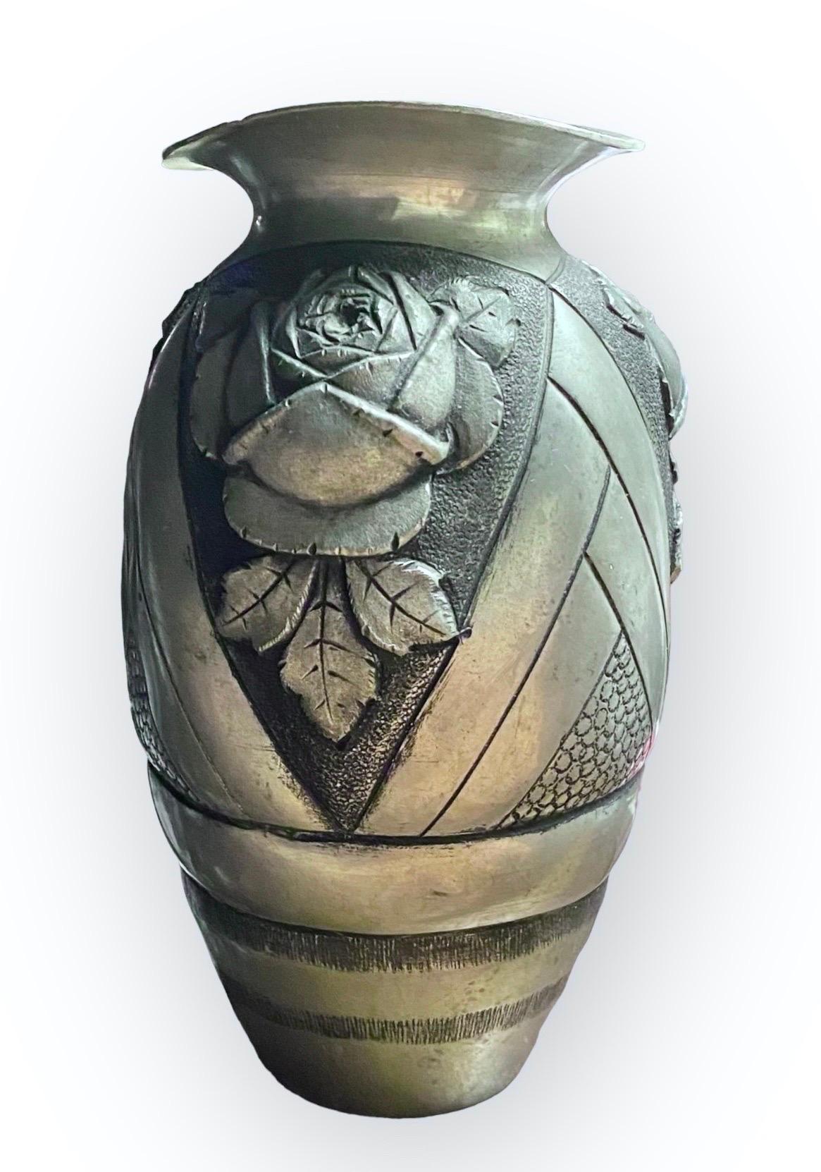 Art déco Ancien vase parisien Noel Collet en étain à relief profond