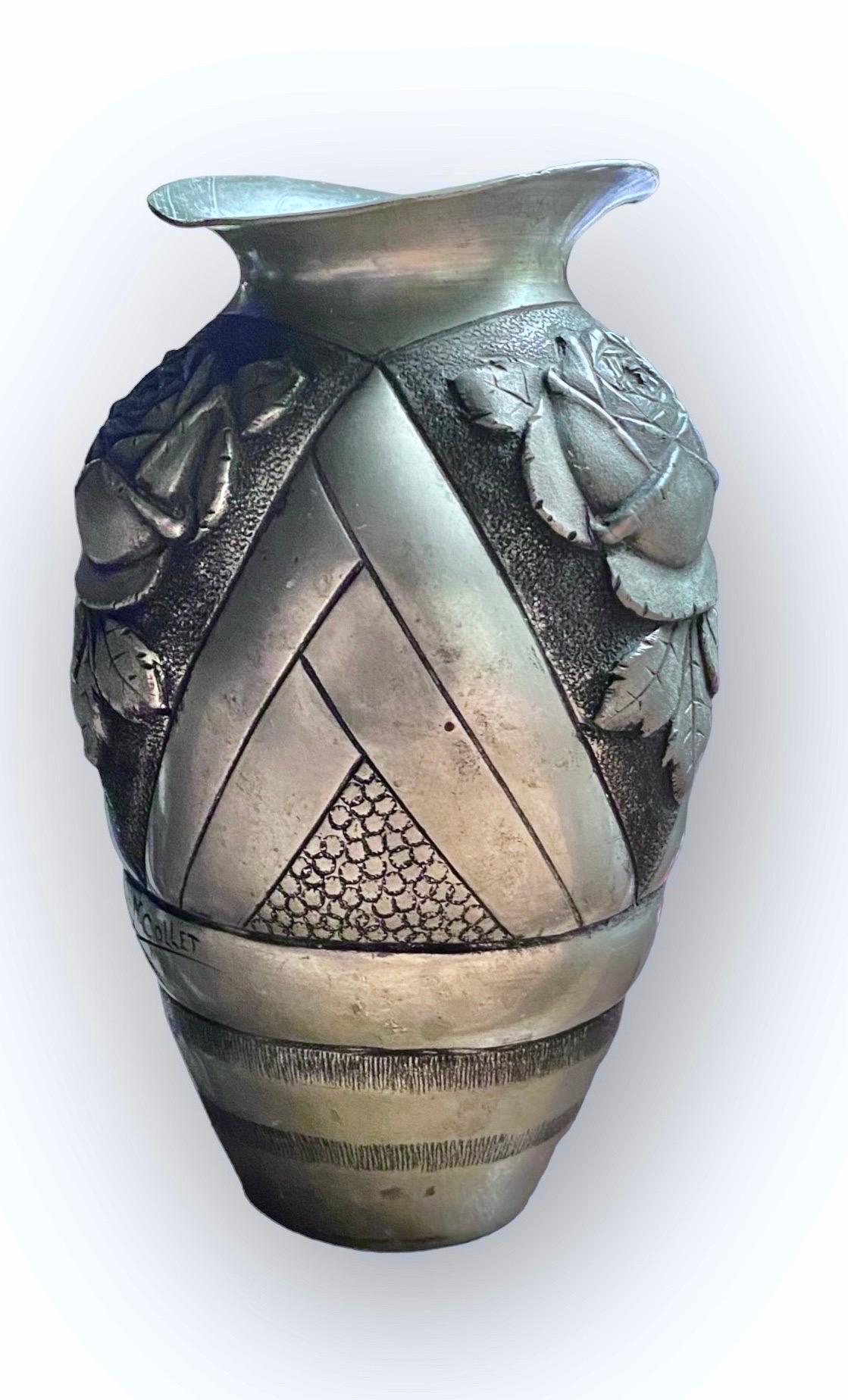 Français Ancien vase parisien Noel Collet en étain à relief profond