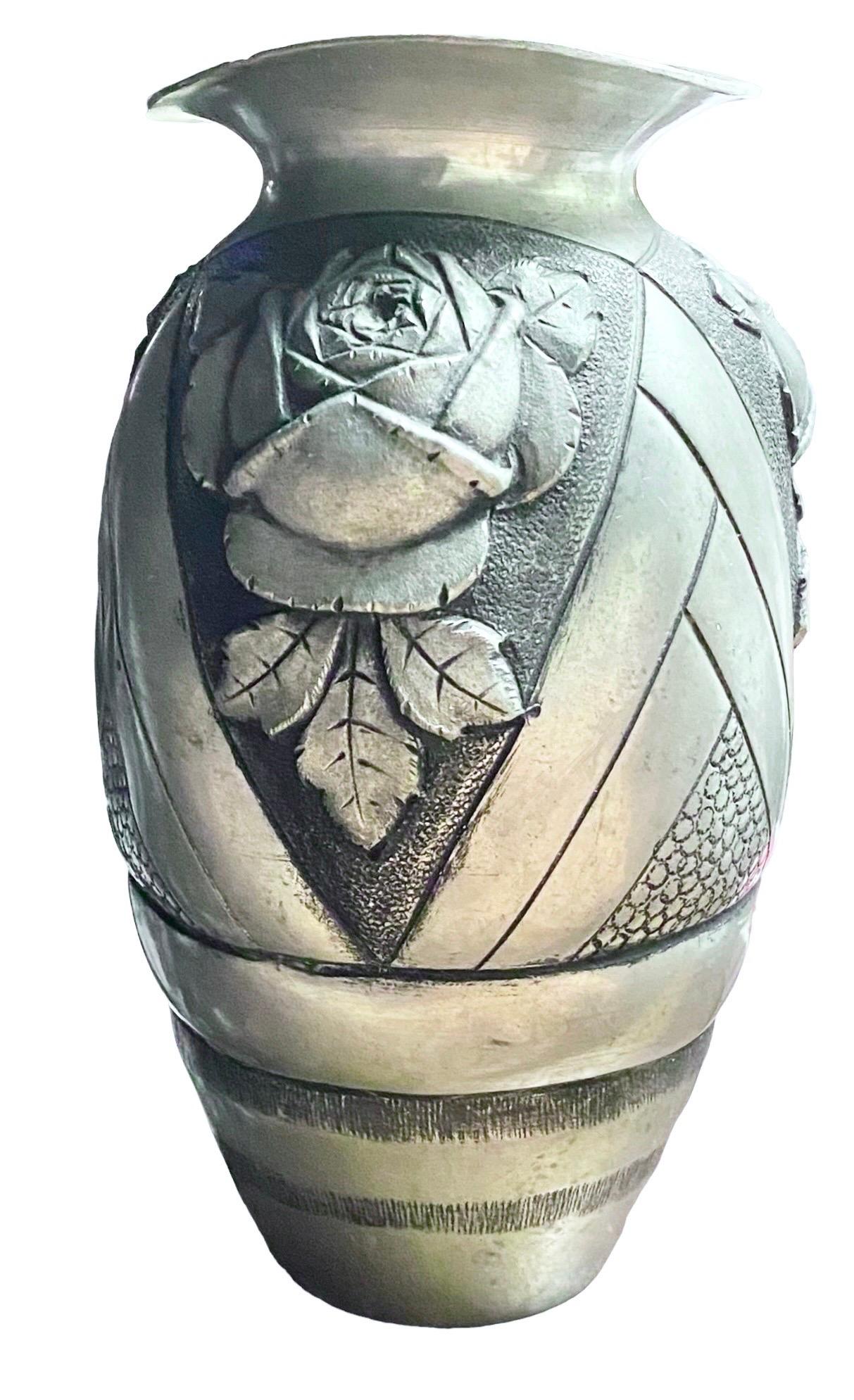 Martelé Ancien vase parisien Noel Collet en étain à relief profond