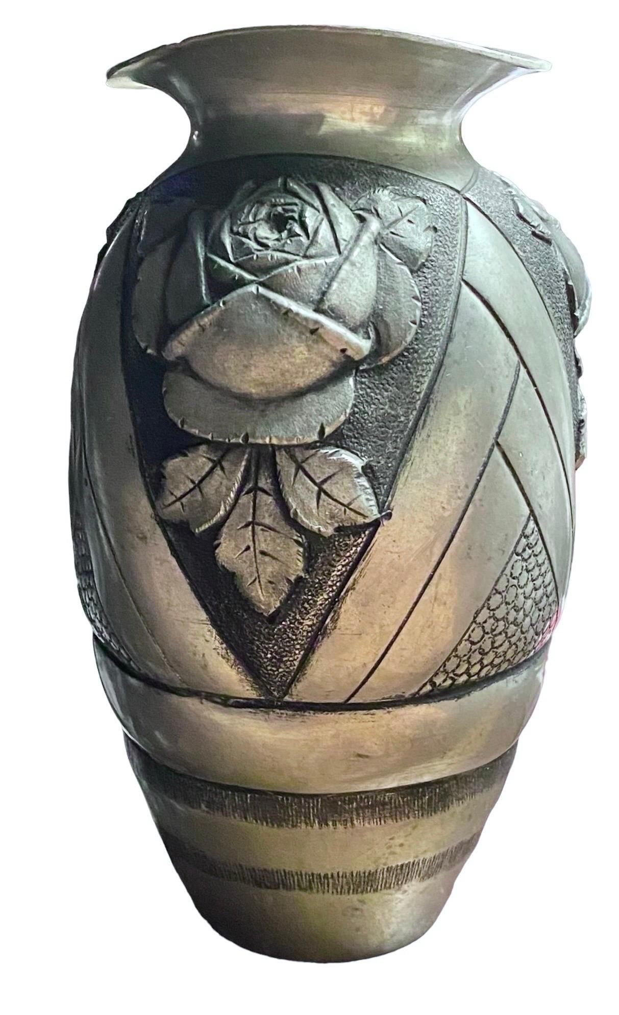 Ancien vase parisien Noel Collet en étain à relief profond Bon état à New Orleans, LA