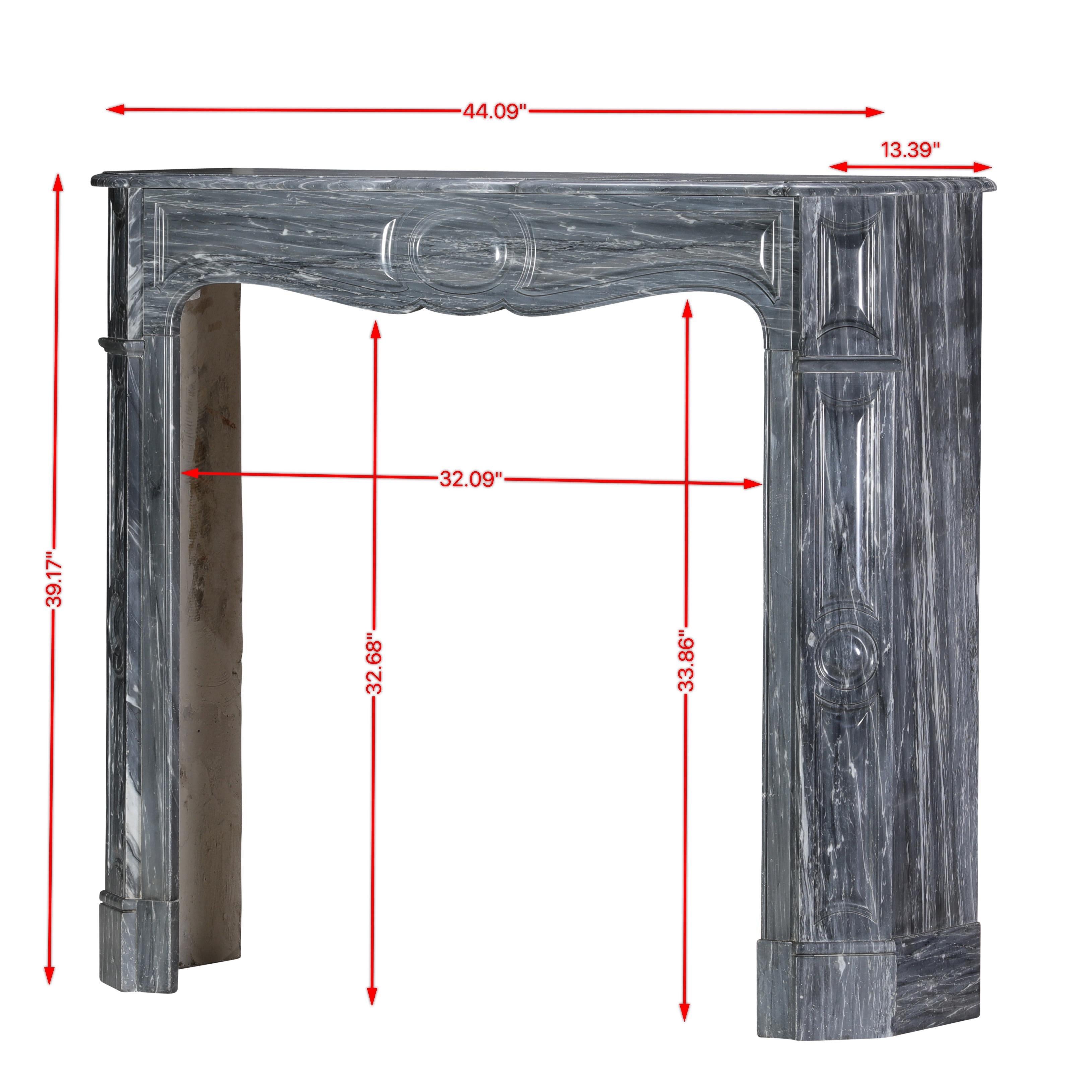 Este auténtico marco de chimenea Pompadour parisino del siglo XIX, realizado en el prestigioso mármol Bleu Fleuri -también conocido como Bardiglio Forito, una variante refinada y noble del Bleu Turquin- es una obra maestra de la historia de la