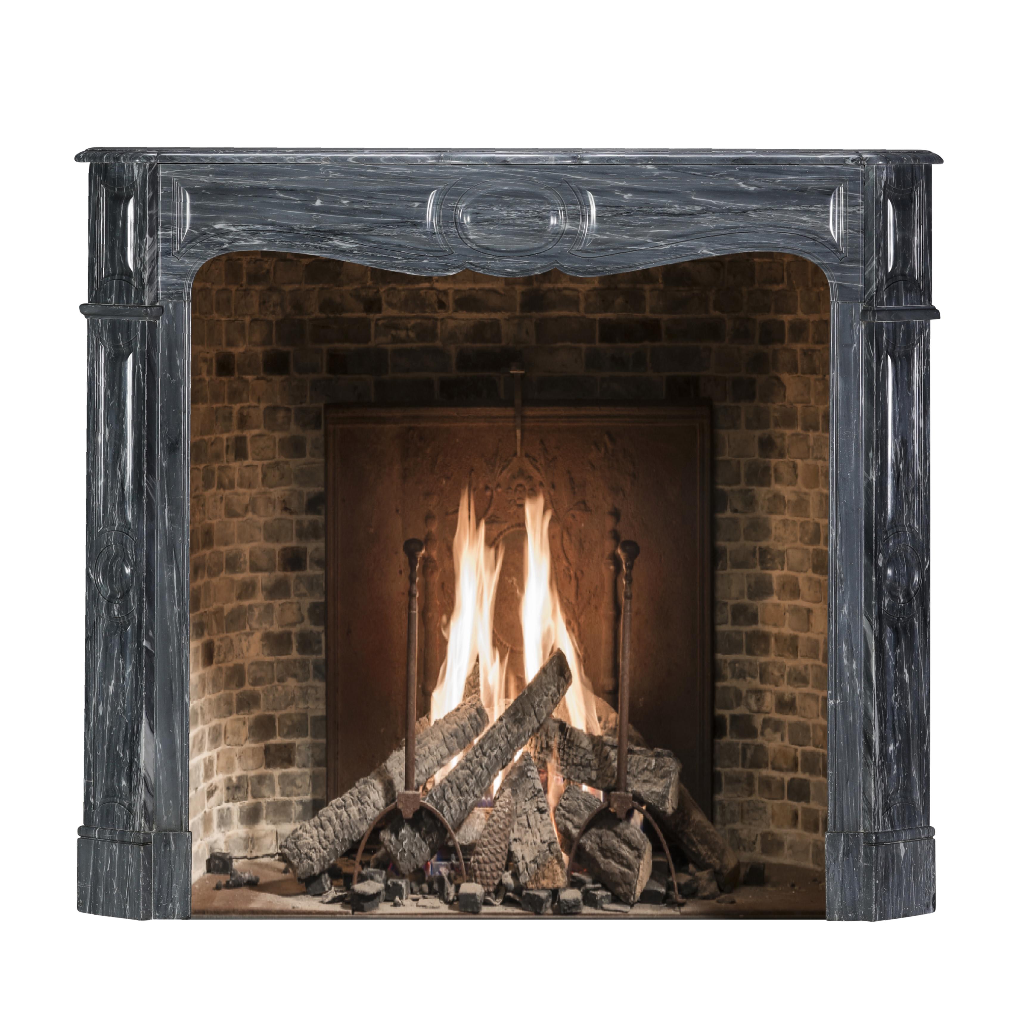 Chimenea Pompadour Parisina Antigua De Mármol Bleu Fleuri - Bardiglio Forito Tallado a mano en venta