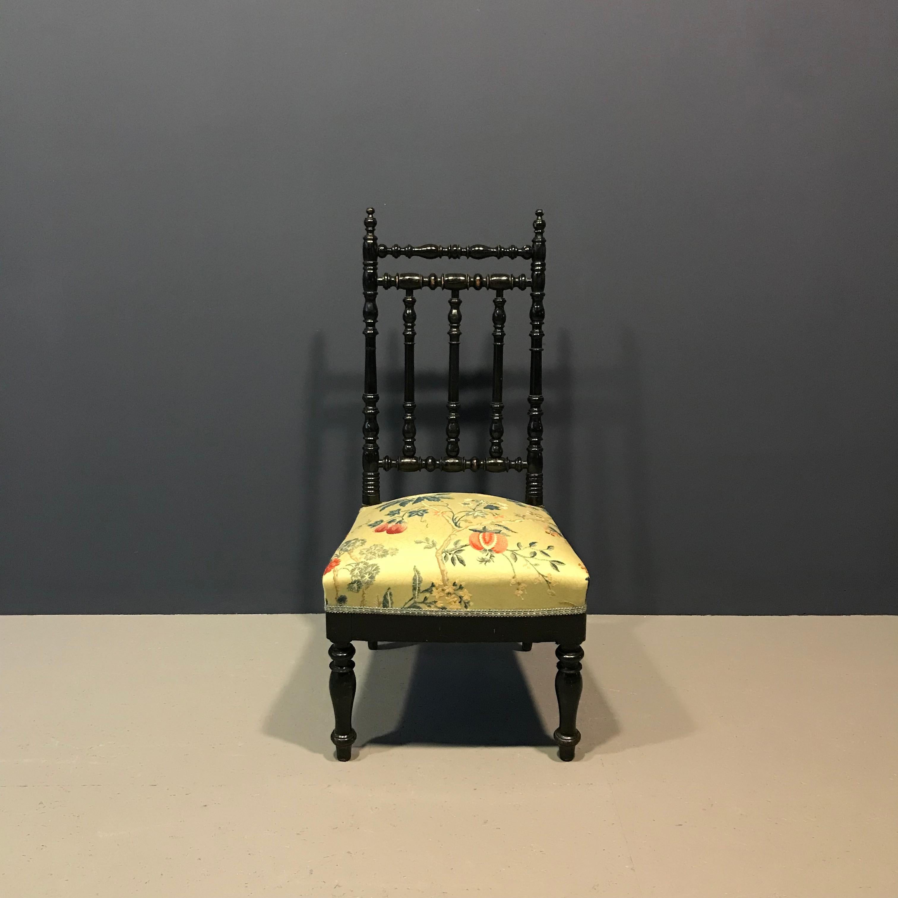 Chaise de salon européenne des années 1950 remise à neuf et ornée d'un motif floral de la firme Nobilis. Cette chaise s'adapte à un large éventail d'environnements.