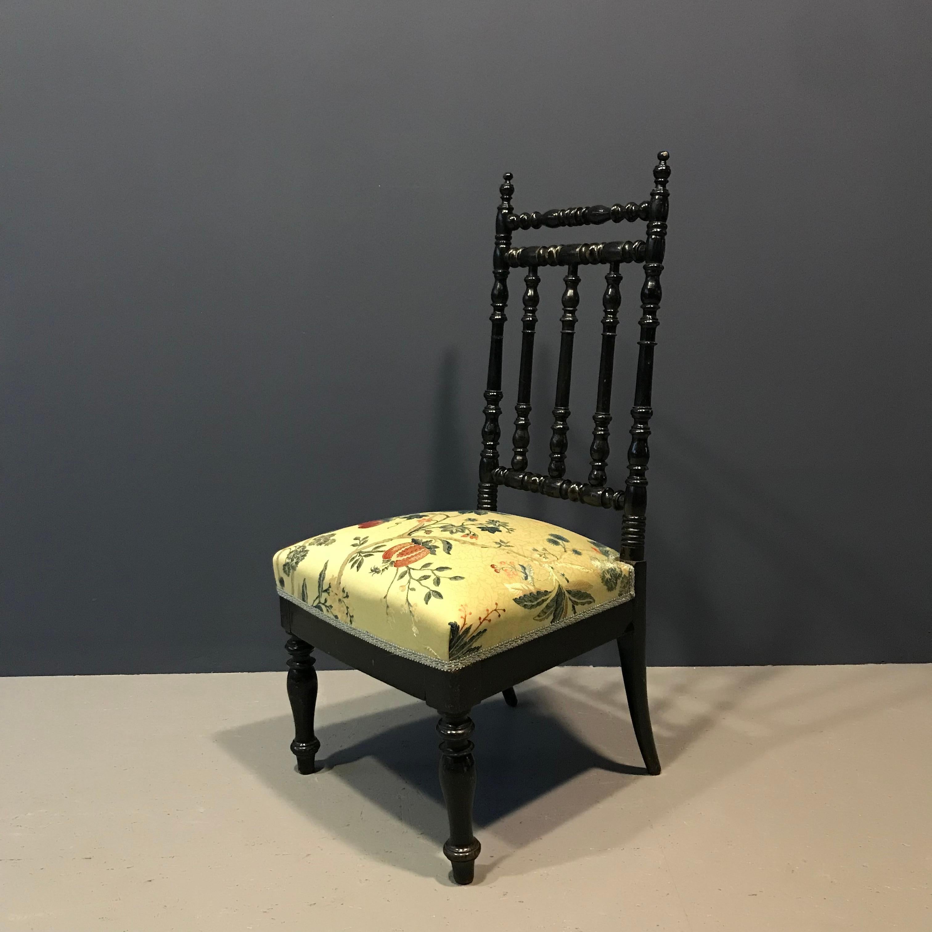 Napoléon III Fauteuil de salon ancien avec tissu floral Nobilis en vente