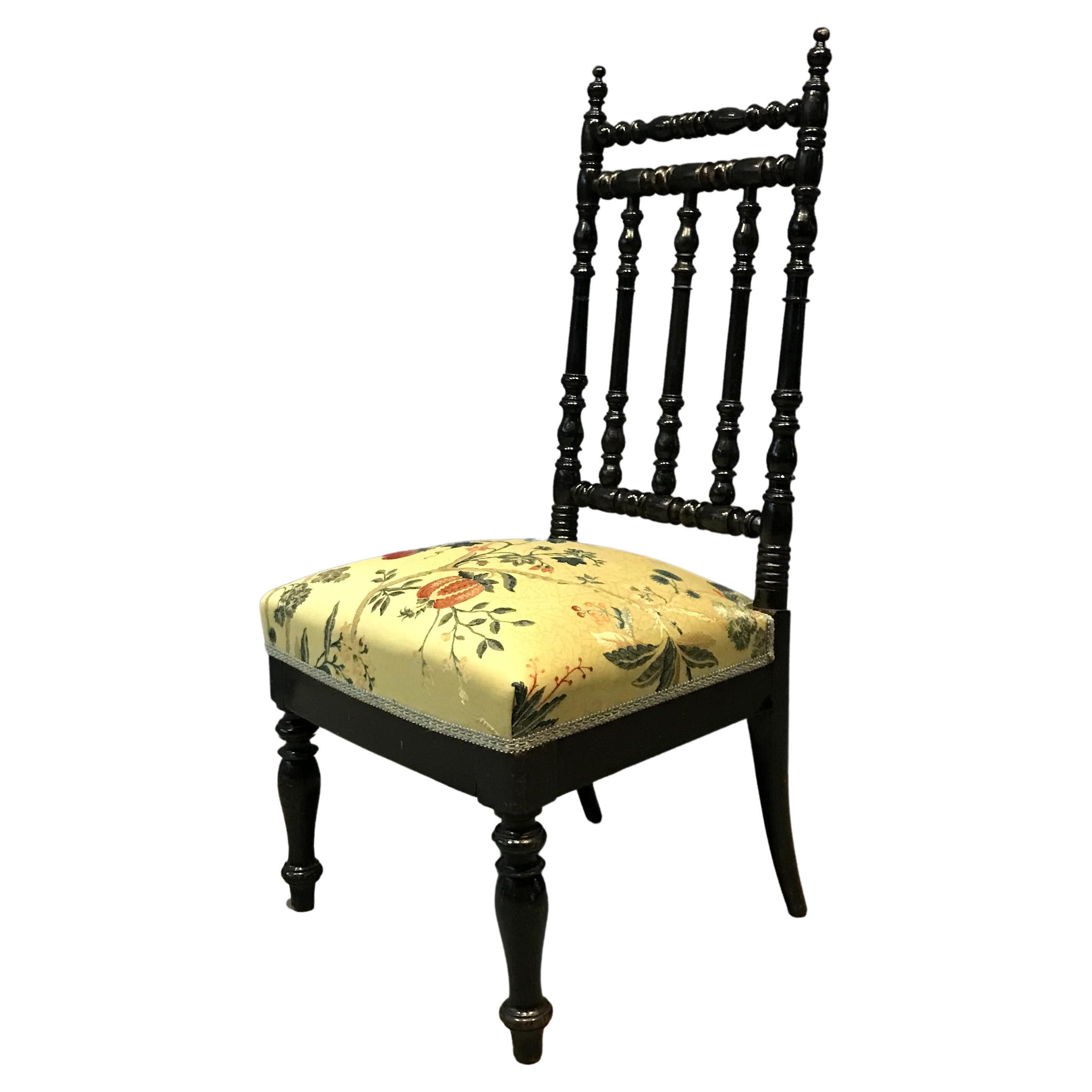 Antiker Parlor-Stuhl mit geblümtem Nobilis-Stoff